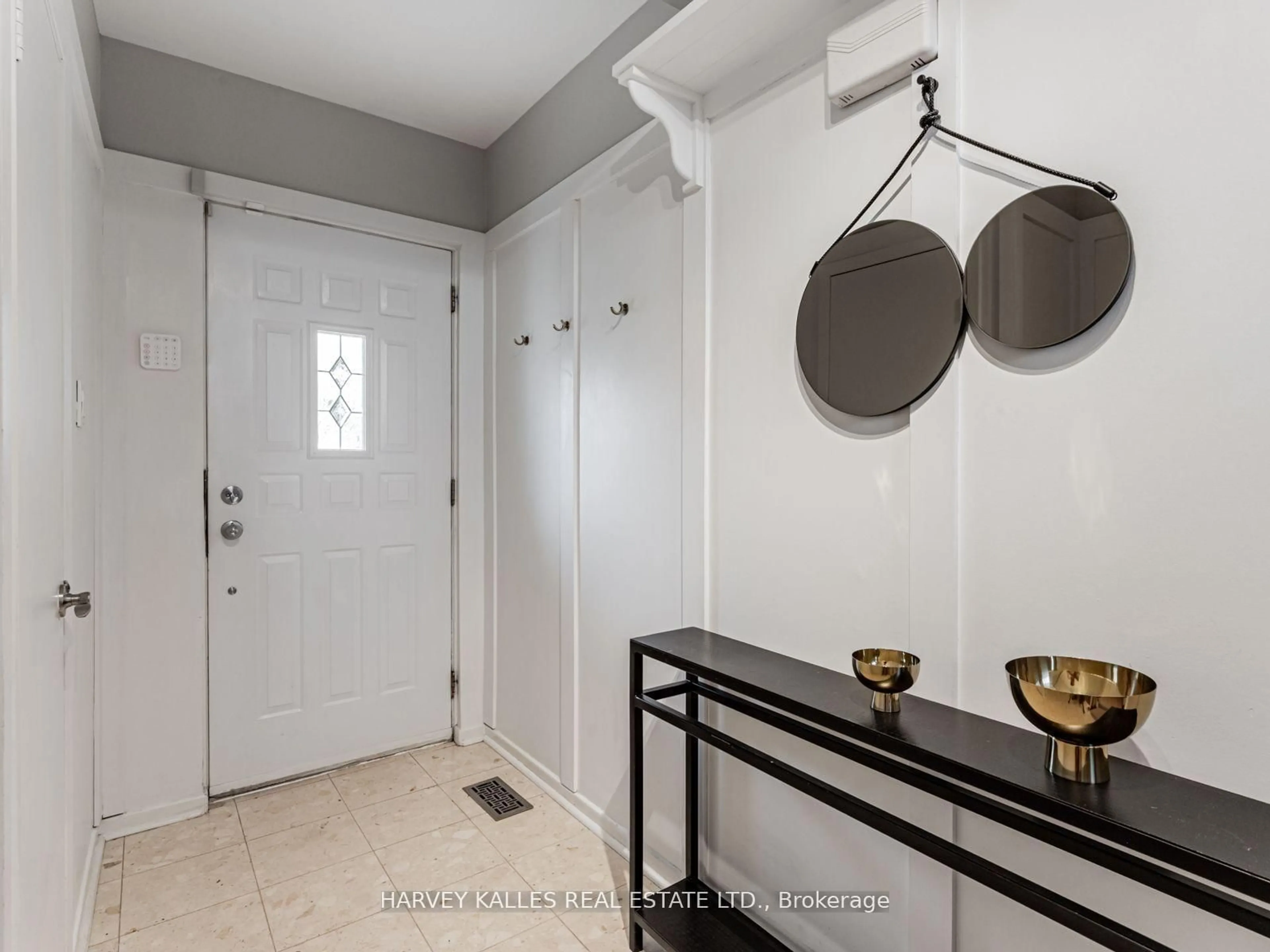 Indoor entryway for 44 Farmstead Rd, Toronto Ontario M2L 2G2
