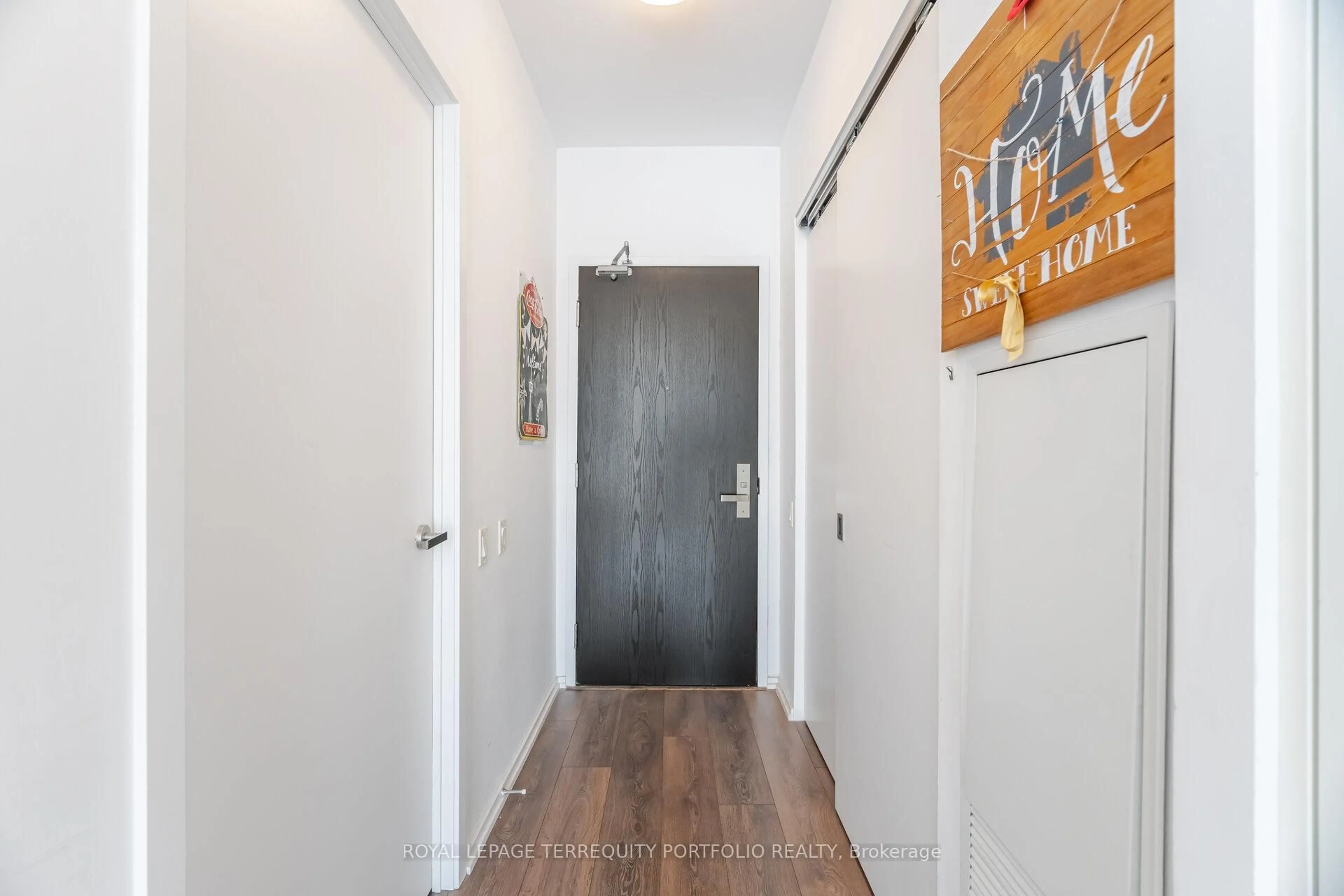 Indoor entryway for 125 Peter St #3510, Toronto Ontario M5V 0M2