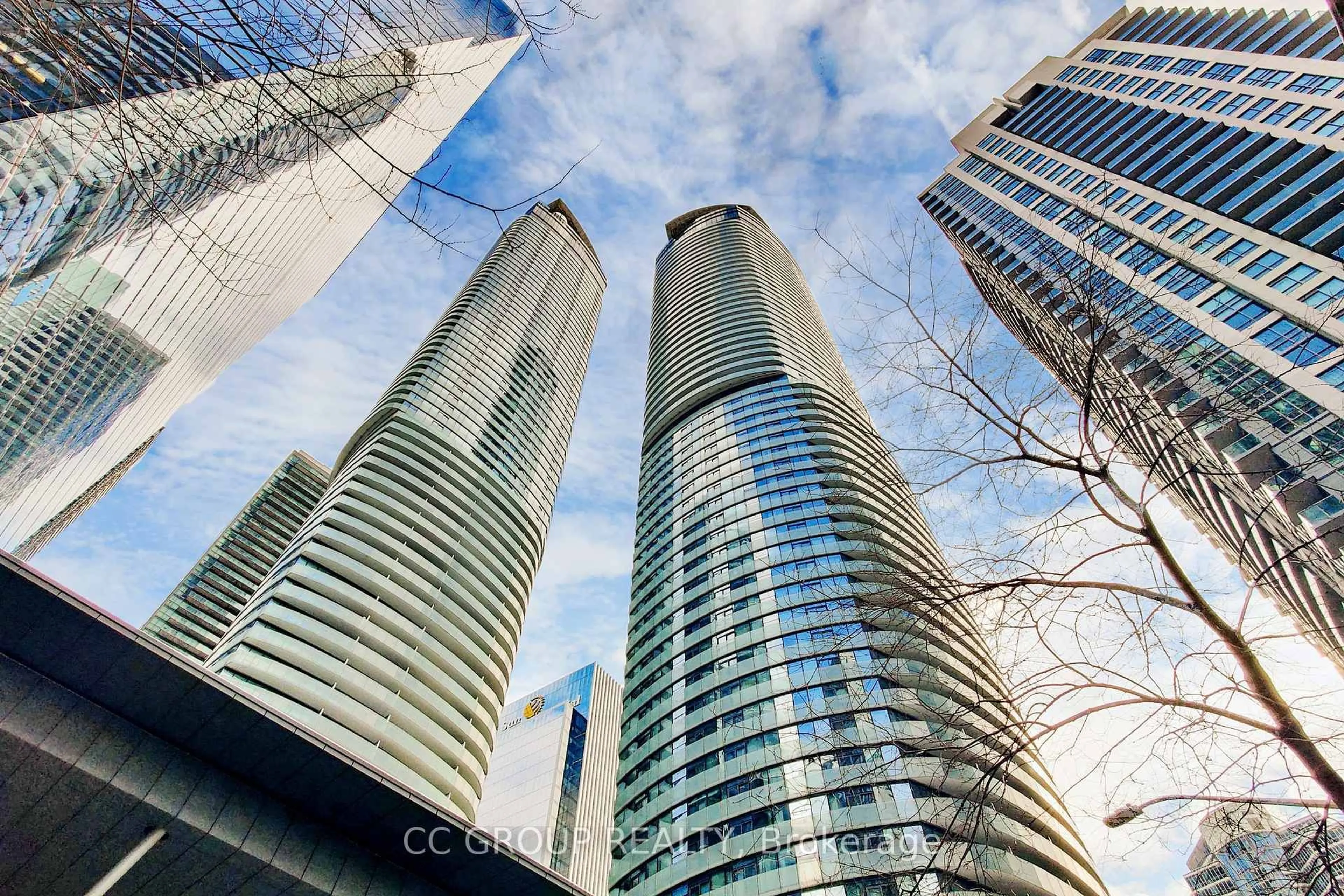 Blurry image for 12 York St #4301, Toronto Ontario M5J 0A9