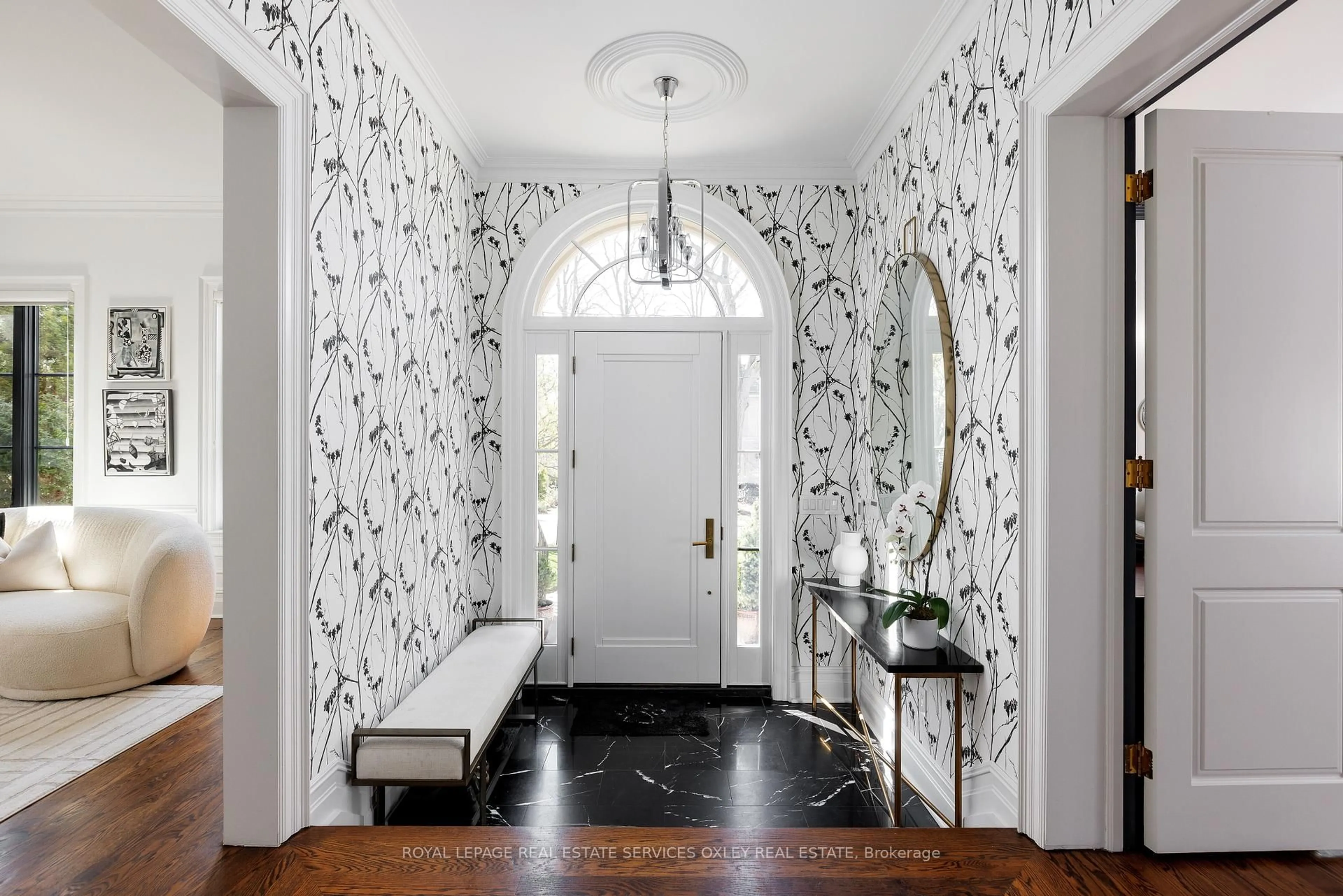 Indoor entryway for 192 Glenrose Ave, Toronto Ontario M4T 1K8