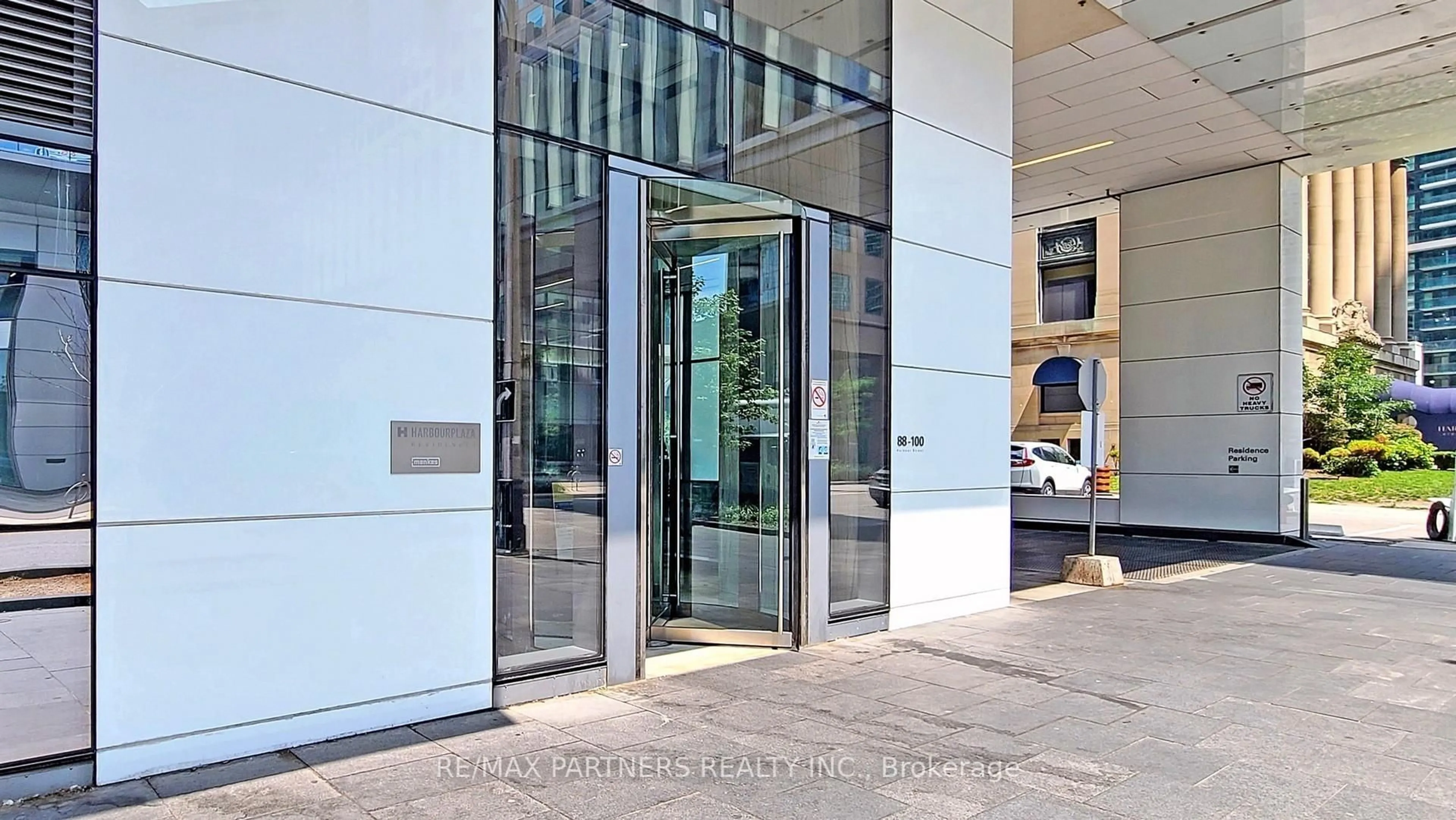 Indoor foyer for 100 Harbour St #6805, Toronto Ontario M5J 2T5