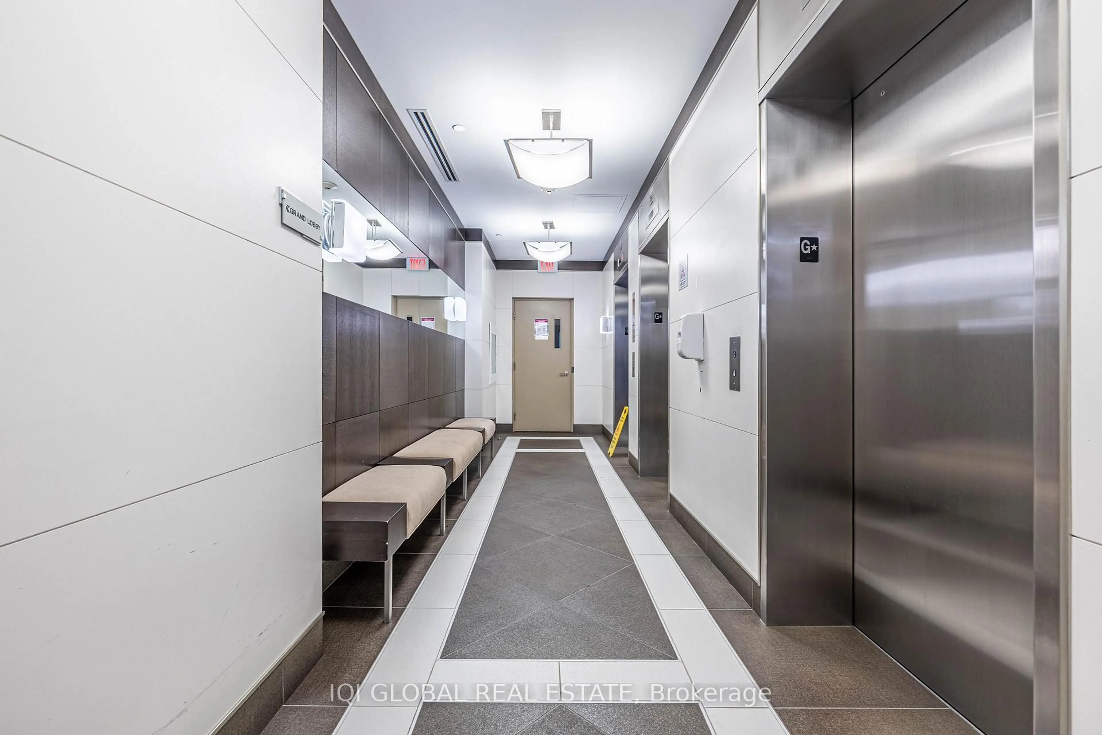 Indoor foyer for 100 Harrison Garden Blvd #723, Toronto Ontario M2N 0C2