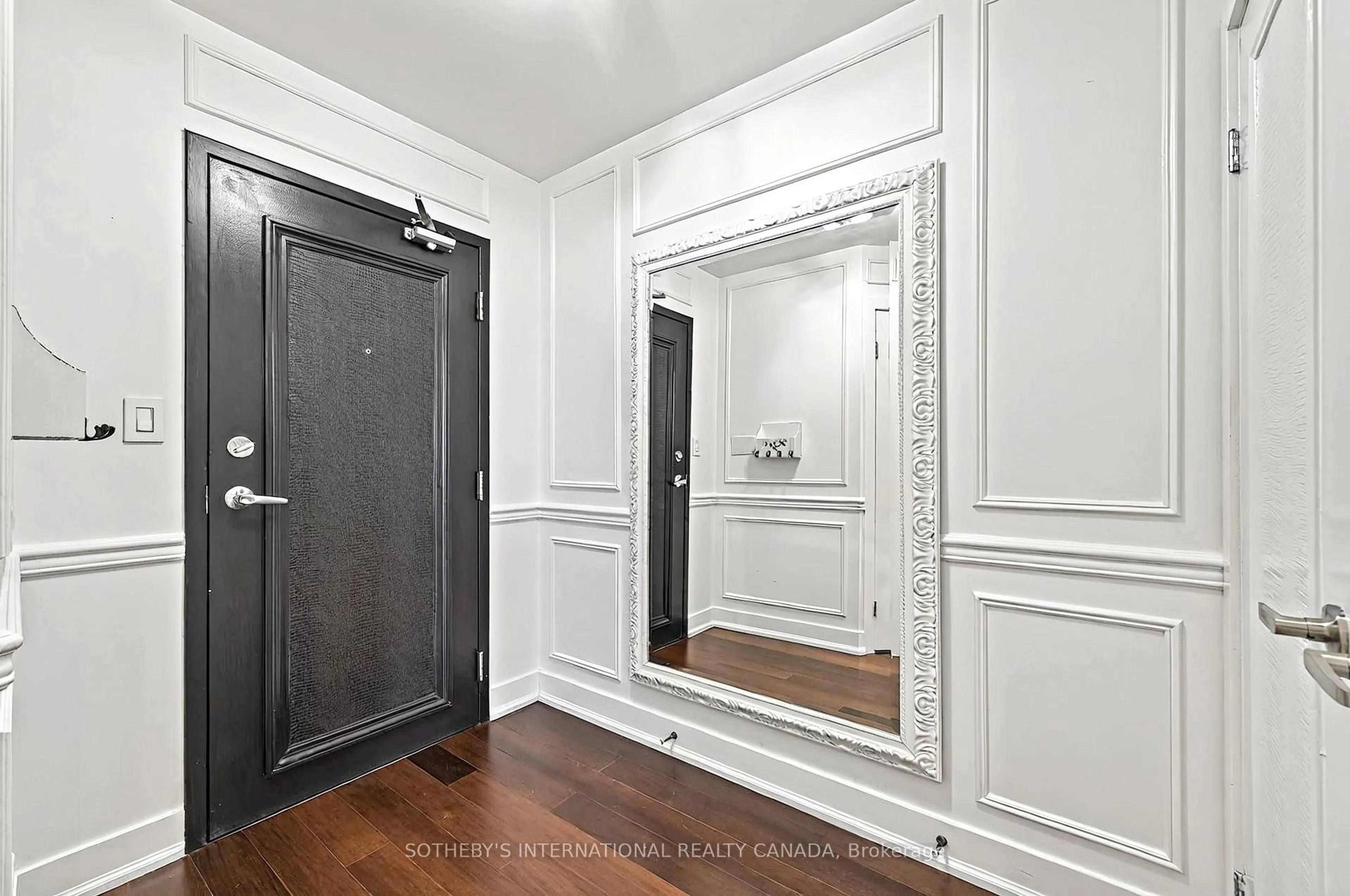 Indoor entryway for 550 Queens Quay #600, Toronto Ontario M5V 3M8
