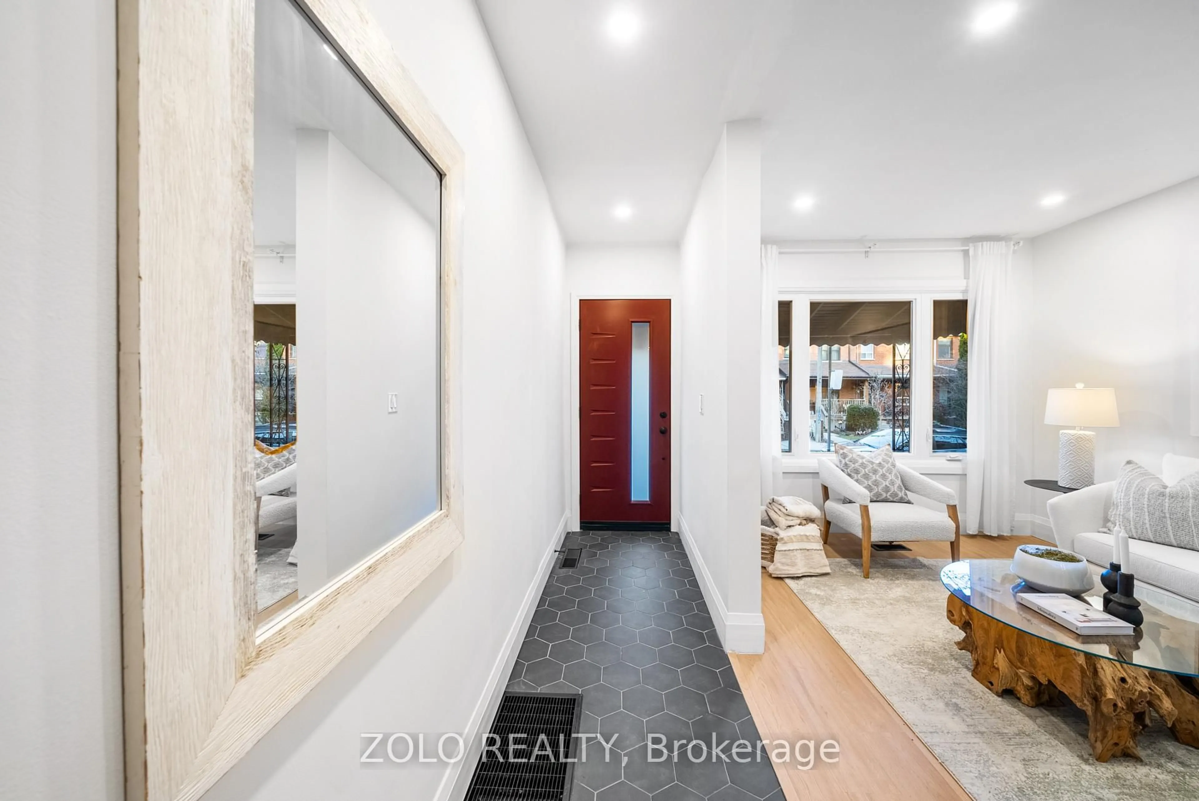 Indoor entryway for 82 Bellwoods Ave, Toronto Ontario M6J 2P4