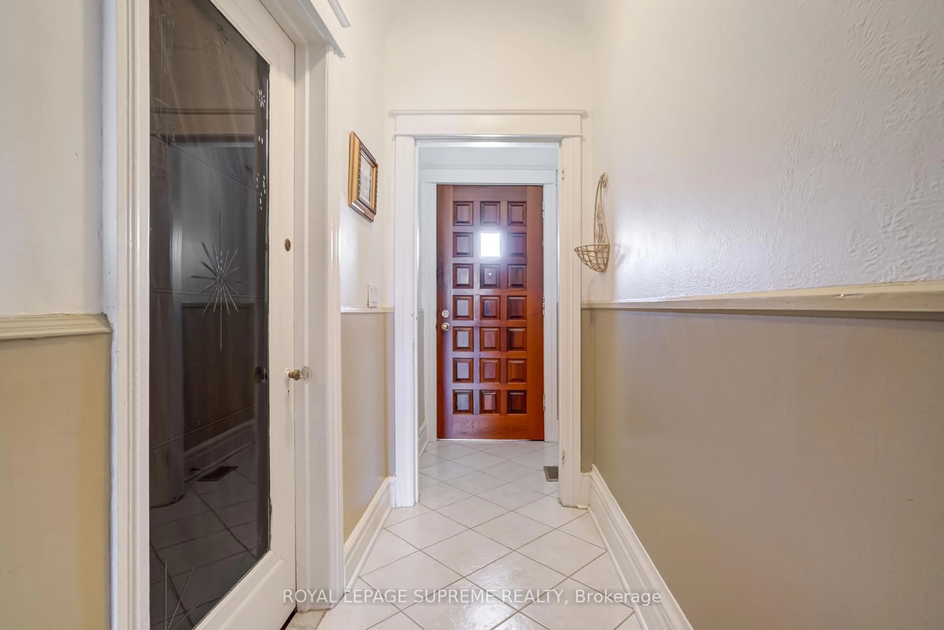 Indoor foyer for 253 Beatrice St, Toronto Ontario M6G 3E9