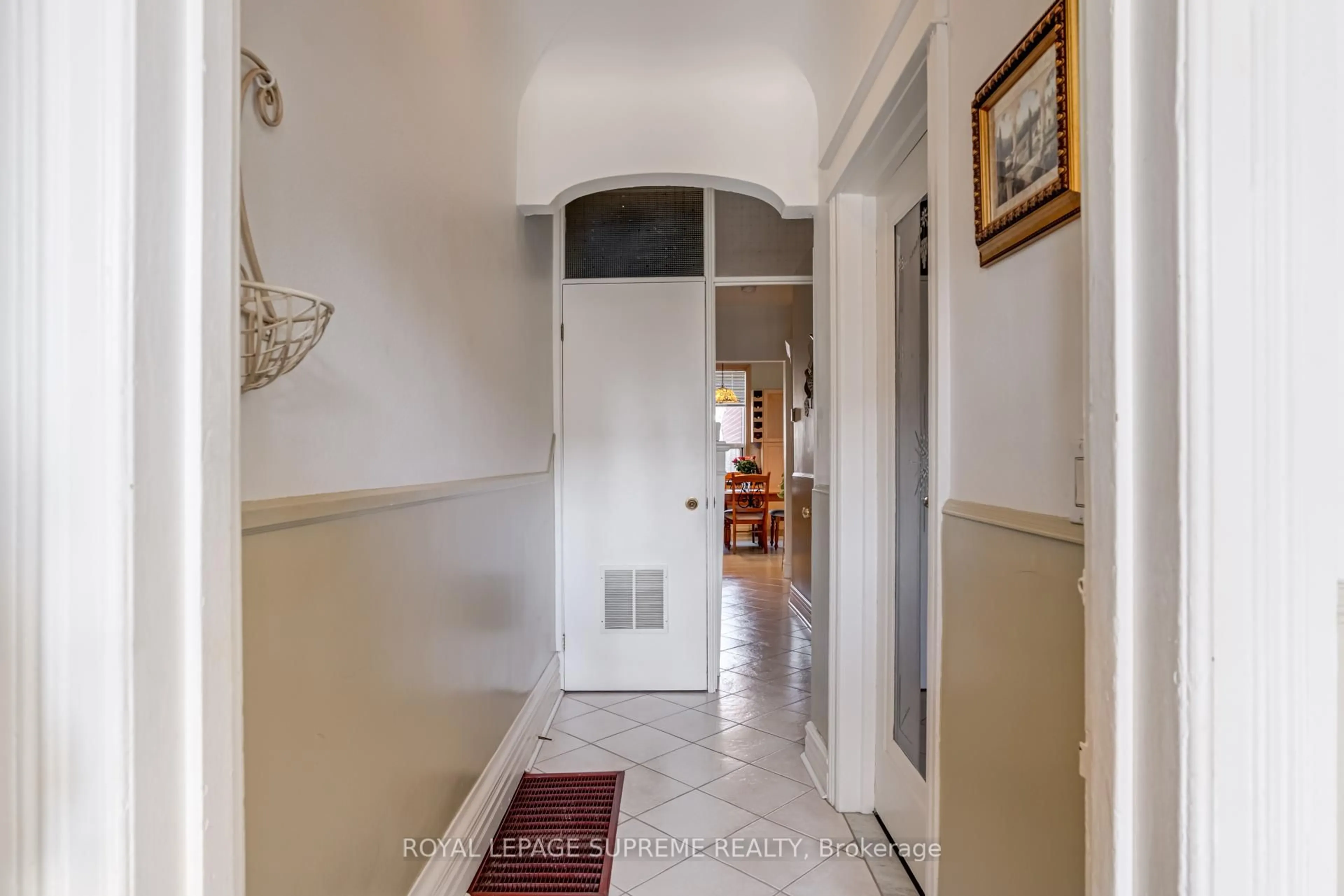 Indoor foyer for 253 Beatrice St, Toronto Ontario M6G 3E9