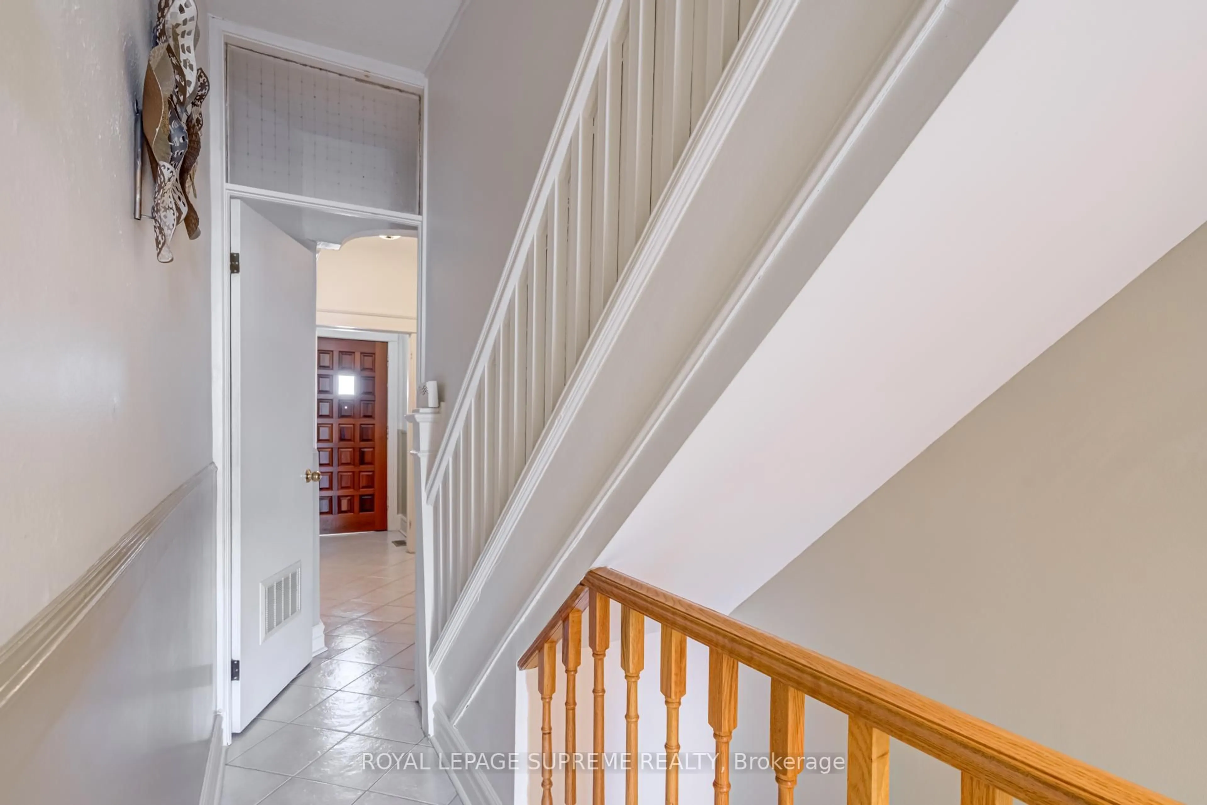Unknown for 253 Beatrice St, Toronto Ontario M6G 3E9