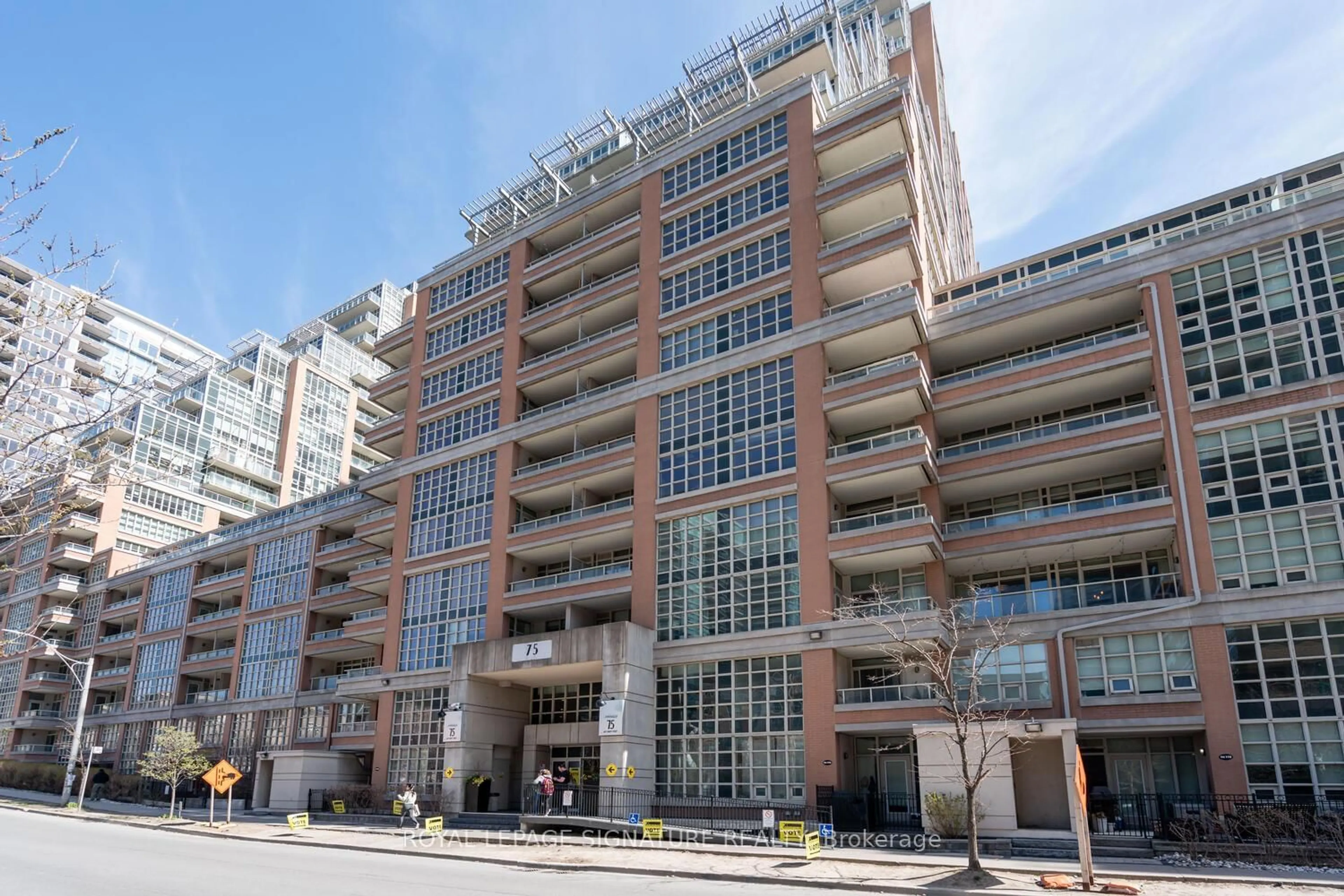 Indoor foyer for 75 East Liberty St #819, Toronto Ontario M6K 3R3
