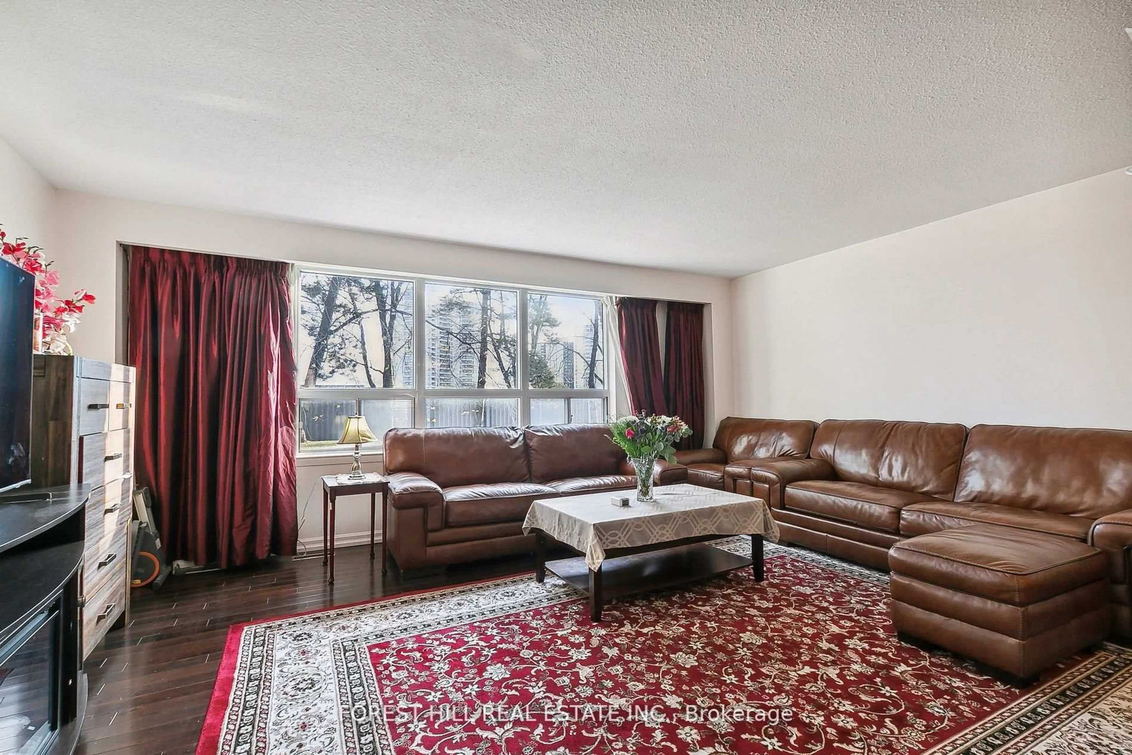 Living room with furniture, carpet floor for 86 Village Greenway N/A, Toronto Ontario M2J 1K8