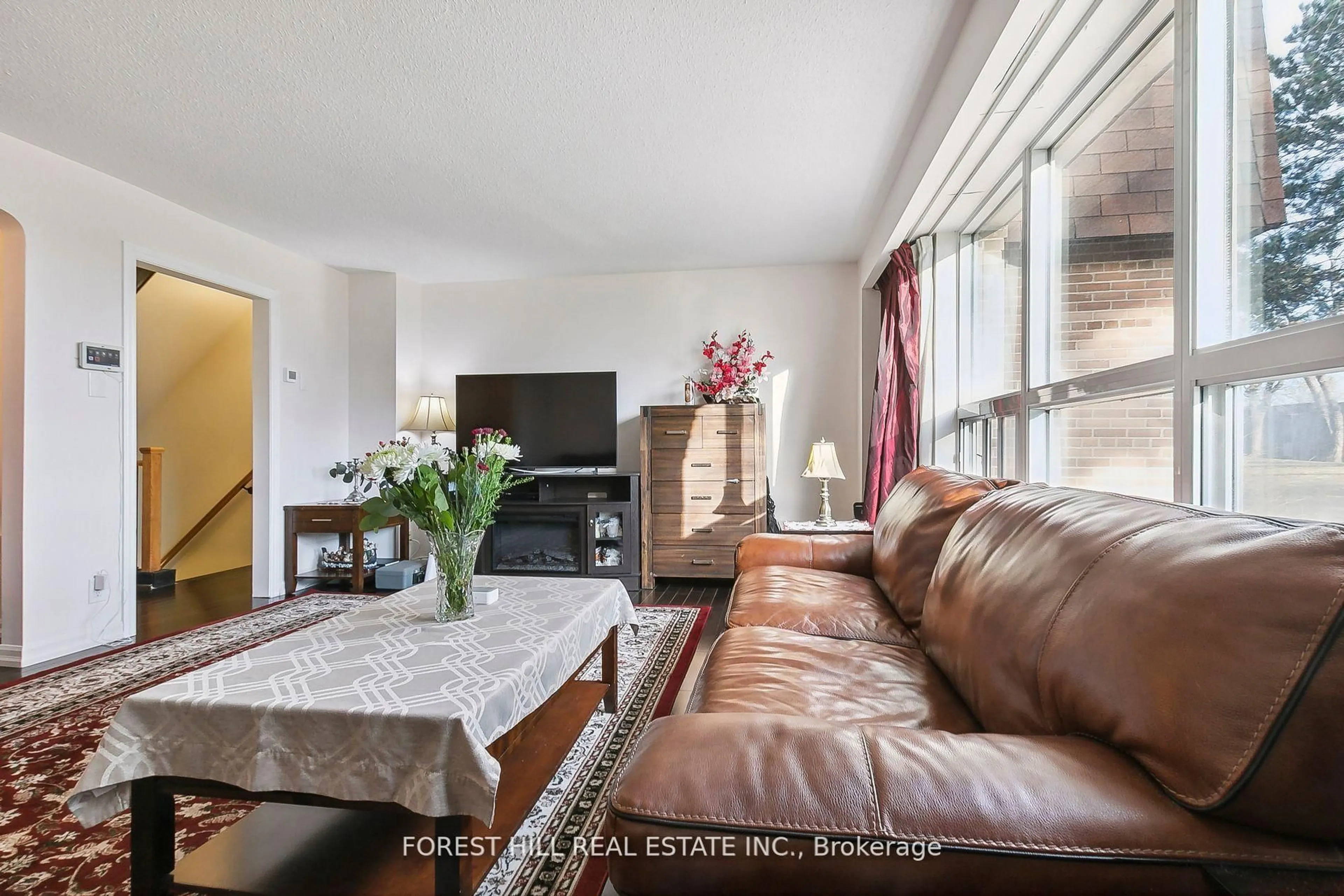 Living room with furniture, unknown for 86 Village Greenway N/A, Toronto Ontario M2J 1K8