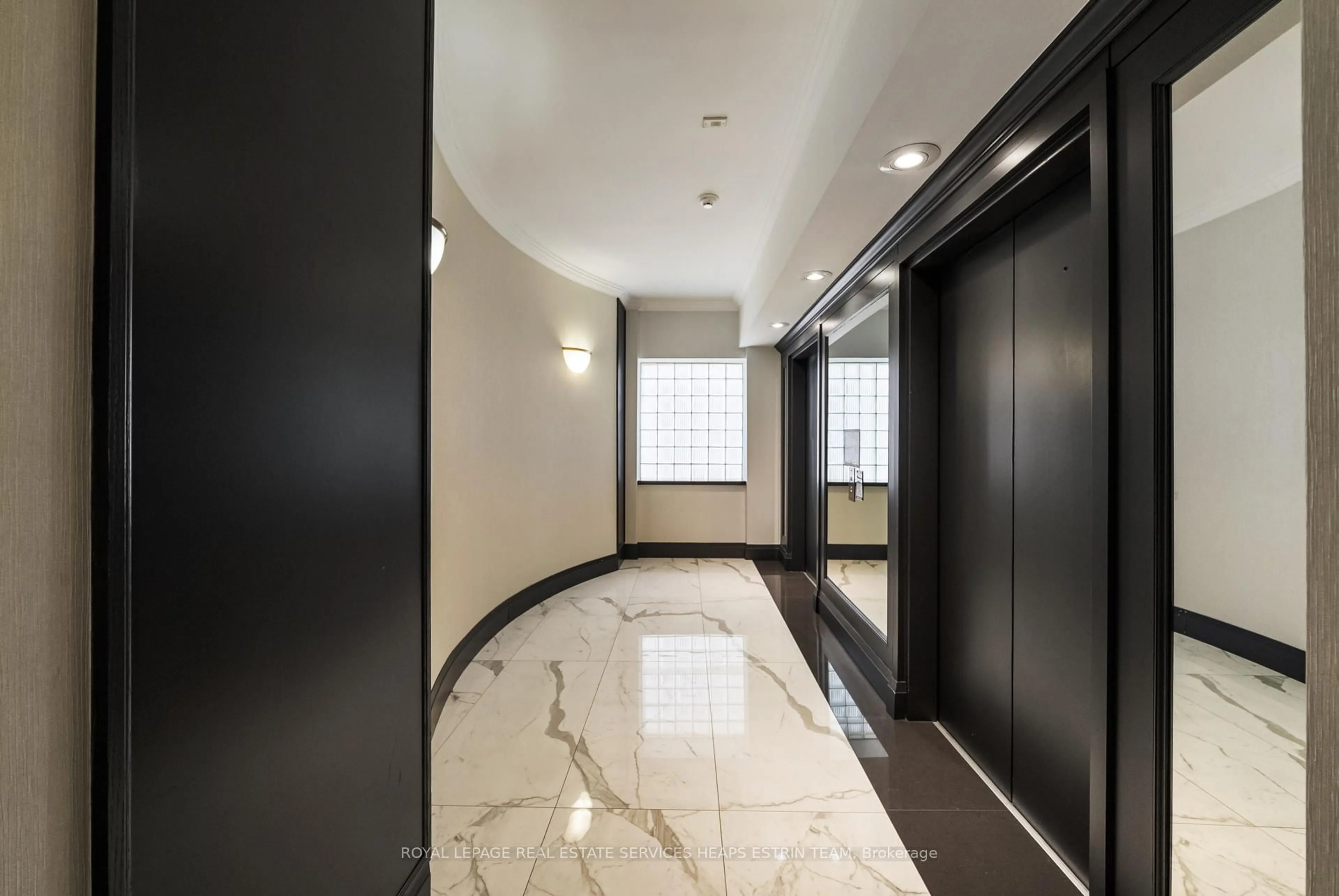Indoor foyer for 1231 Yonge St #214, Toronto Ontario M4T 2T8