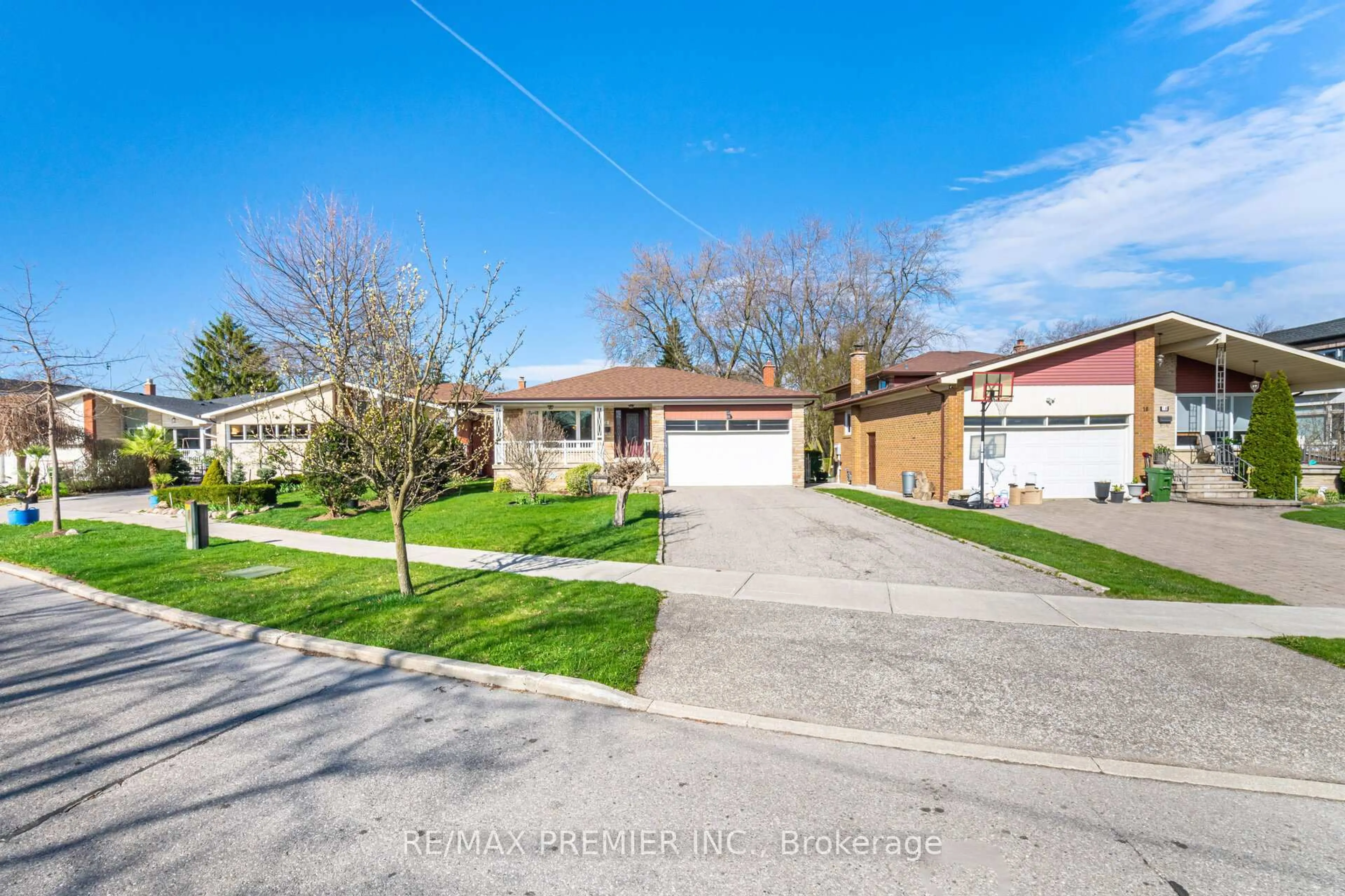 A pic from outside/outdoor area/front of a property/back of a property/a pic from drone, street for 20 Manadon Dr, Toronto Ontario M2M 1W6