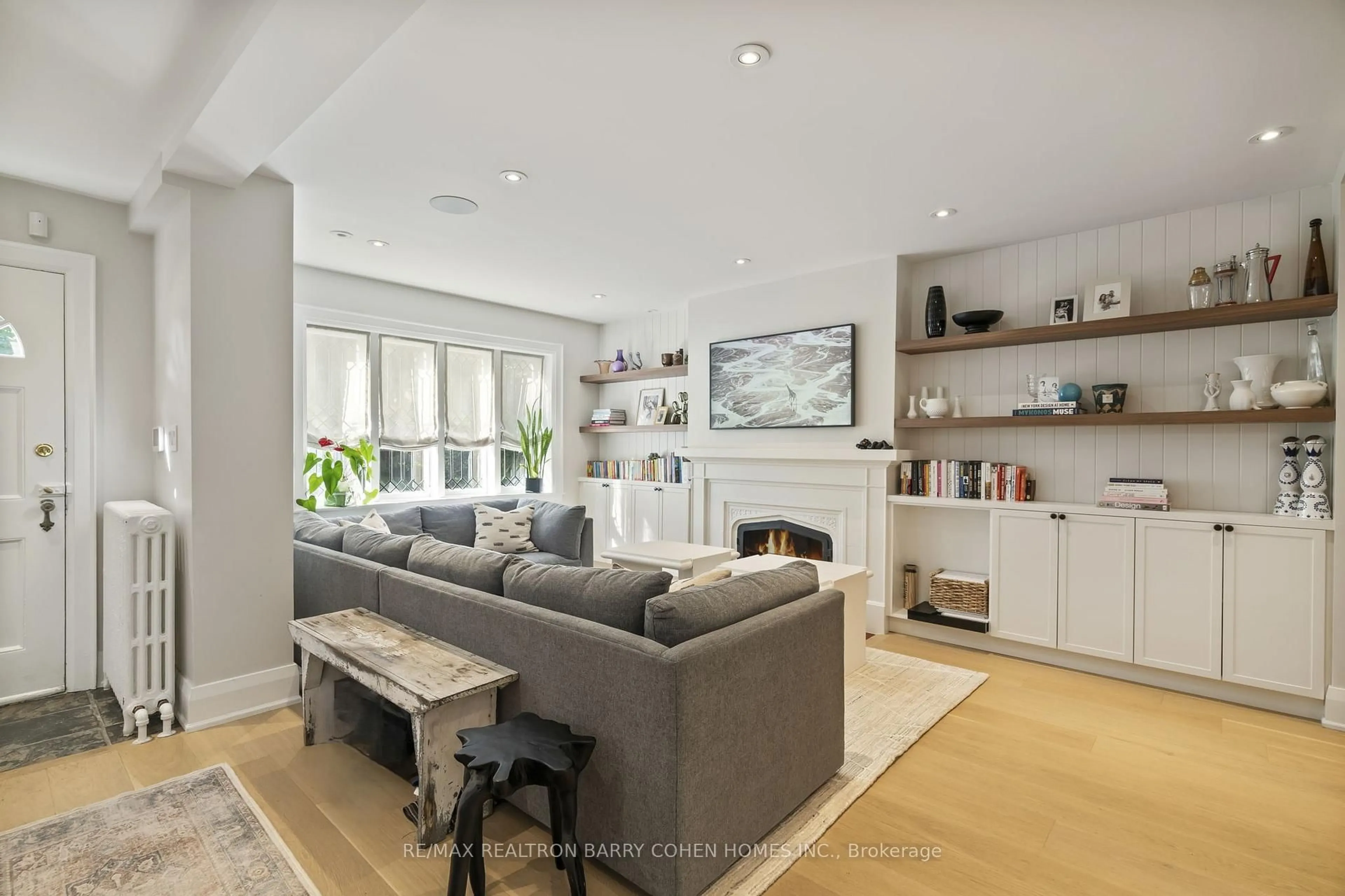 Living room with furniture, unknown for 522 Roselawn Ave, Toronto Ontario M5N 1J8