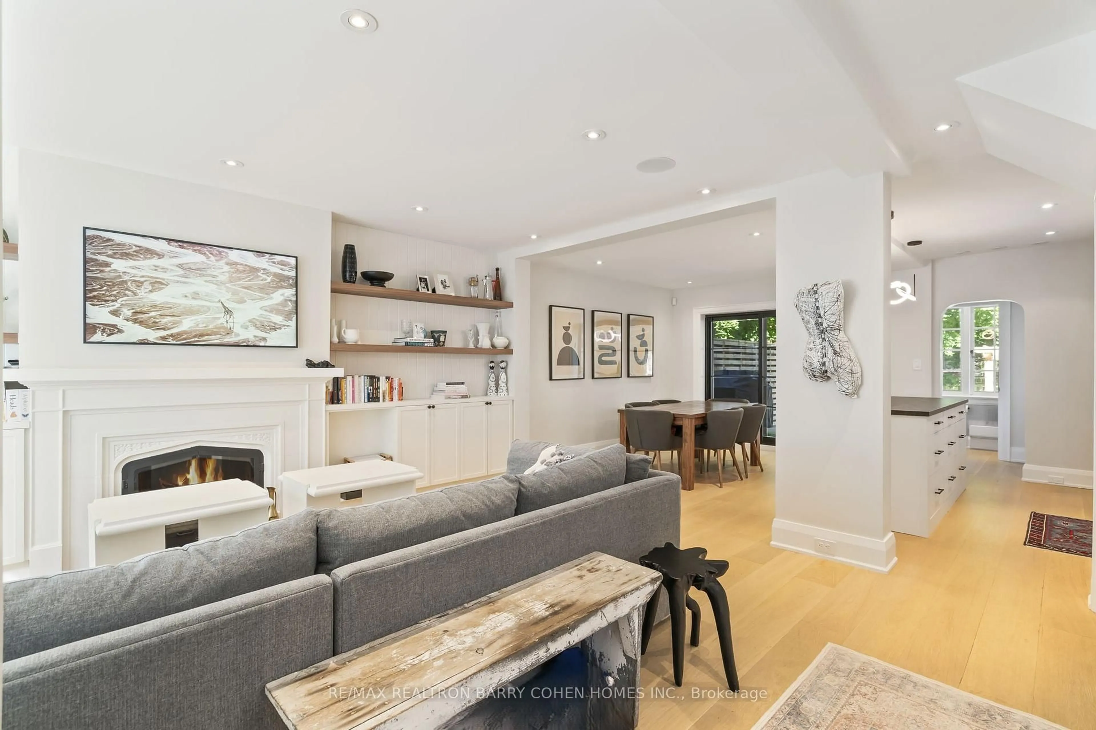Living room with furniture, unknown for 522 Roselawn Ave, Toronto Ontario M5N 1J8