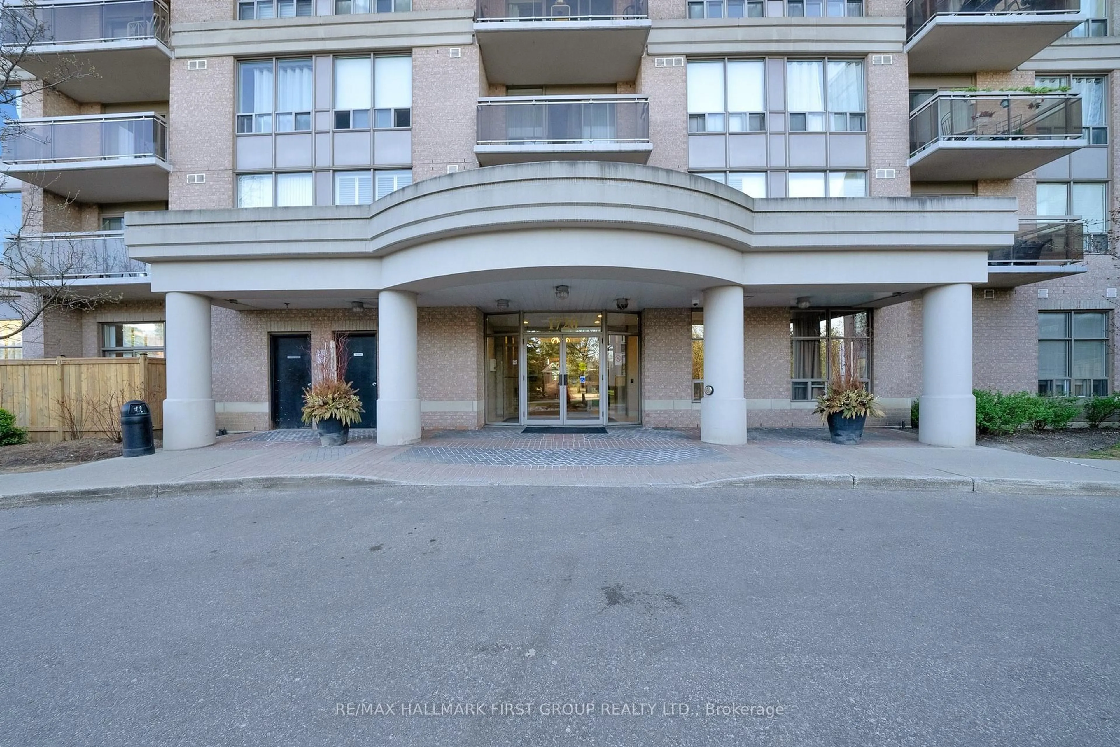 Indoor foyer for 1720 Eglinton Ave ##515, Toronto Ontario M4A 2X8