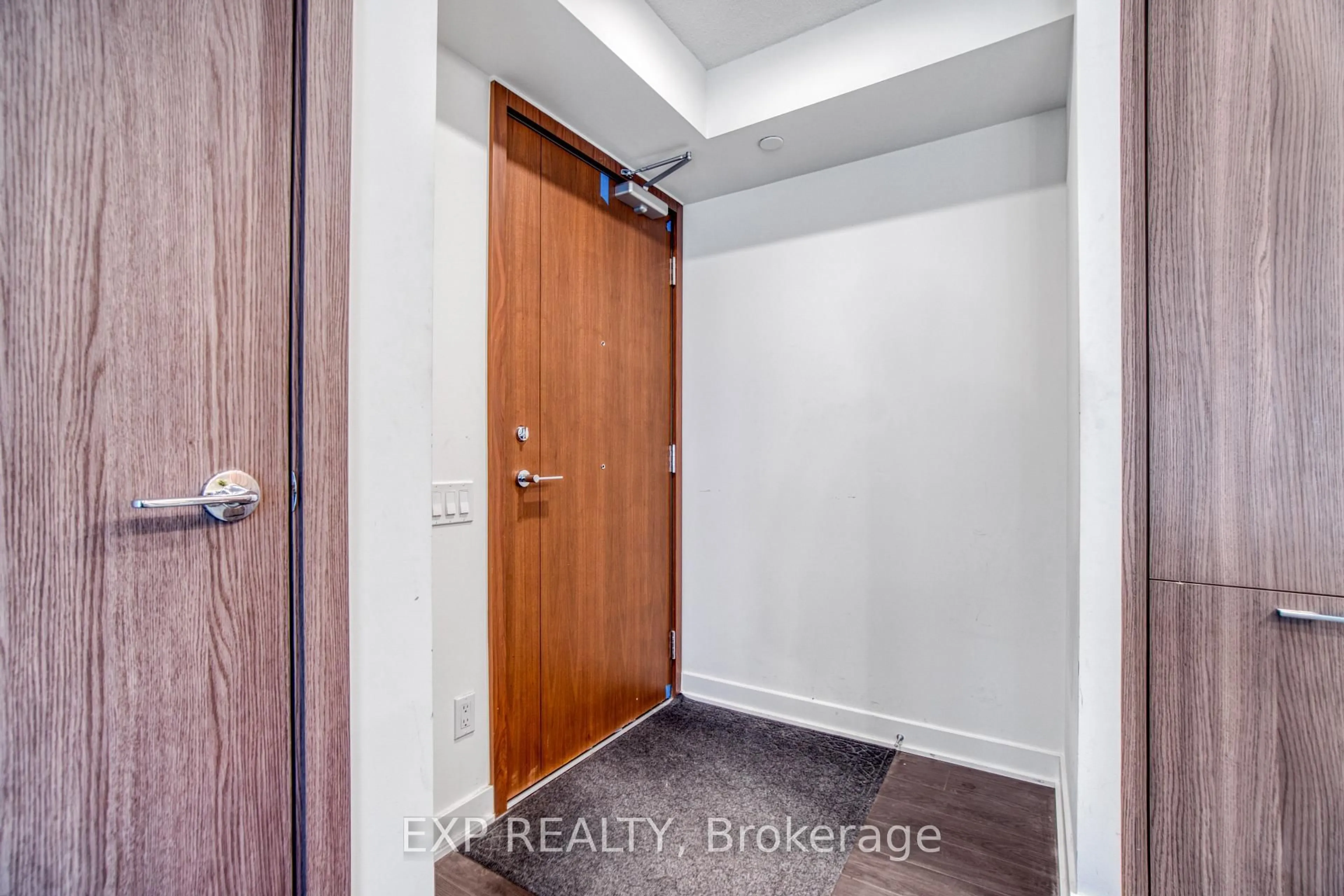 Indoor entryway for 19 Bathurst St #811, Toronto Ontario M5V 0N2