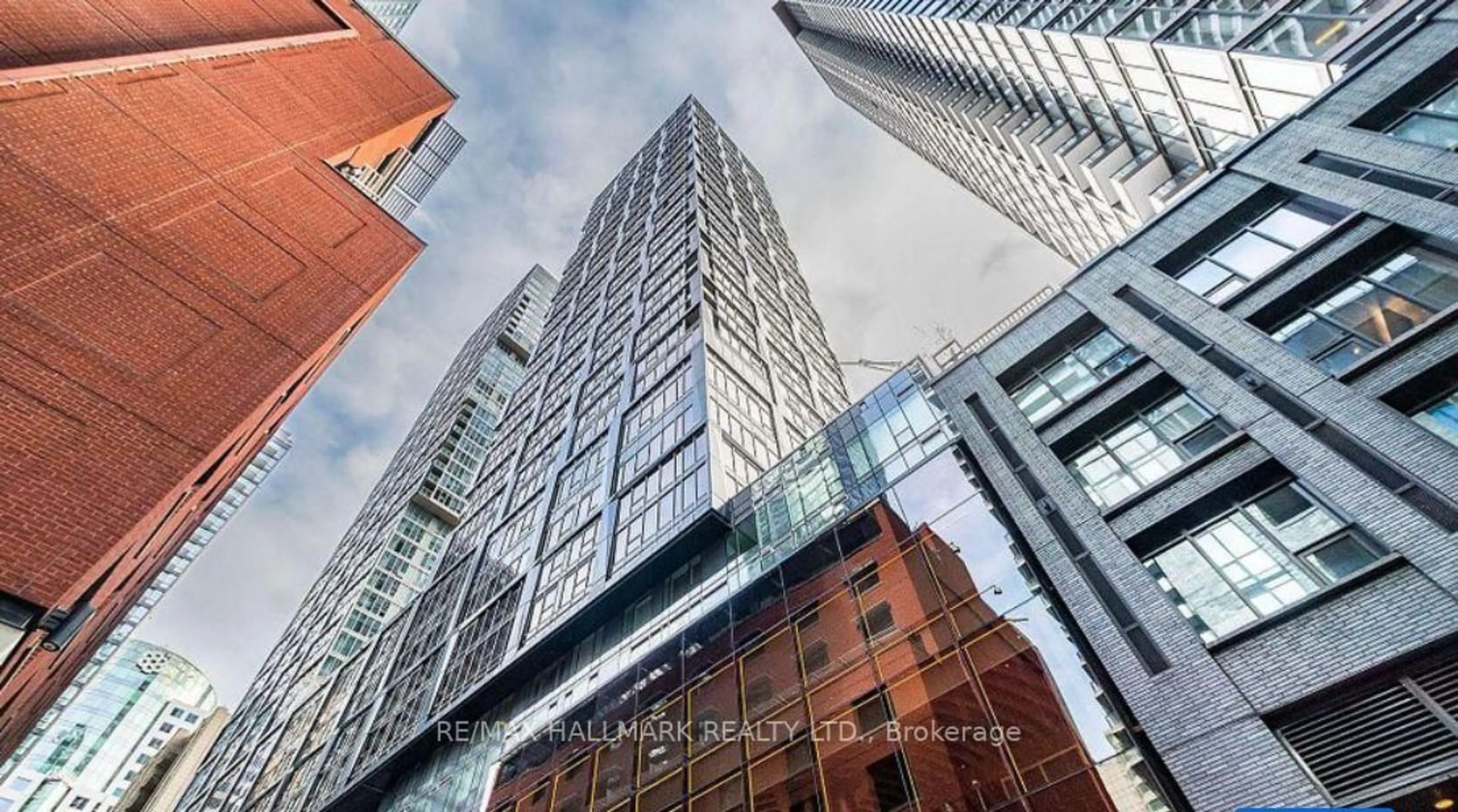 A pic from outside/outdoor area/front of a property/back of a property/a pic from drone, building for 35 Mercer St #2014, Toronto Ontario M5V 0V1