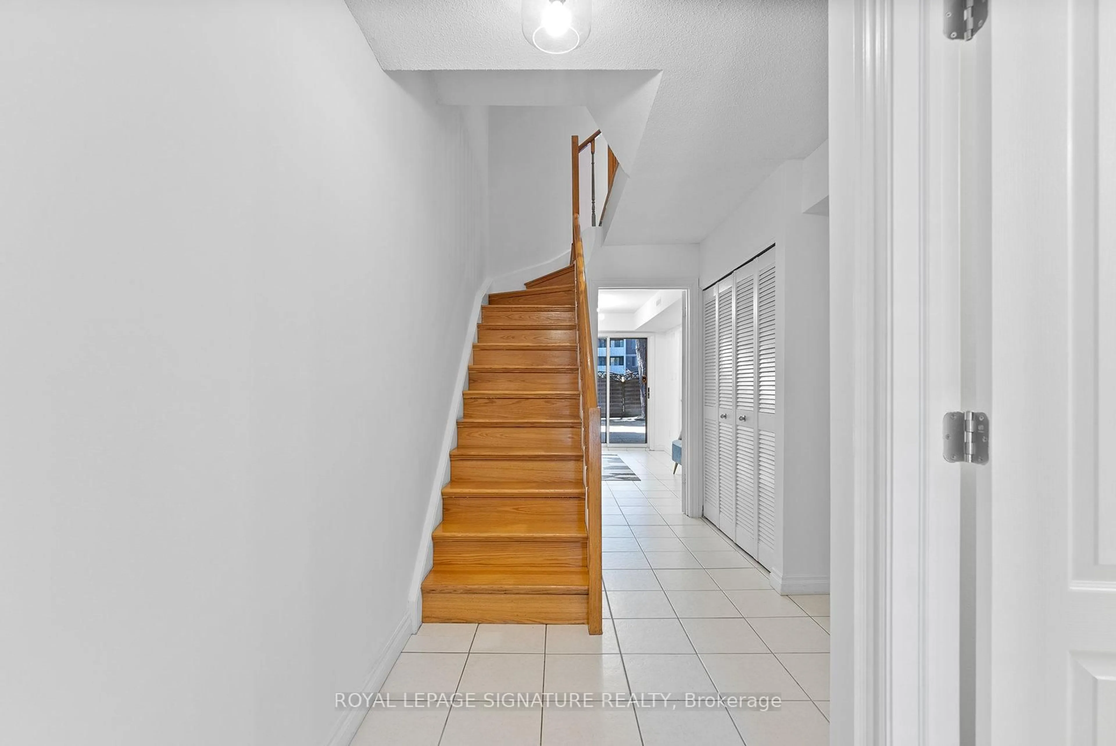 Indoor foyer for 30 Bards Walkway N/A, Toronto Ontario M2J 4T9