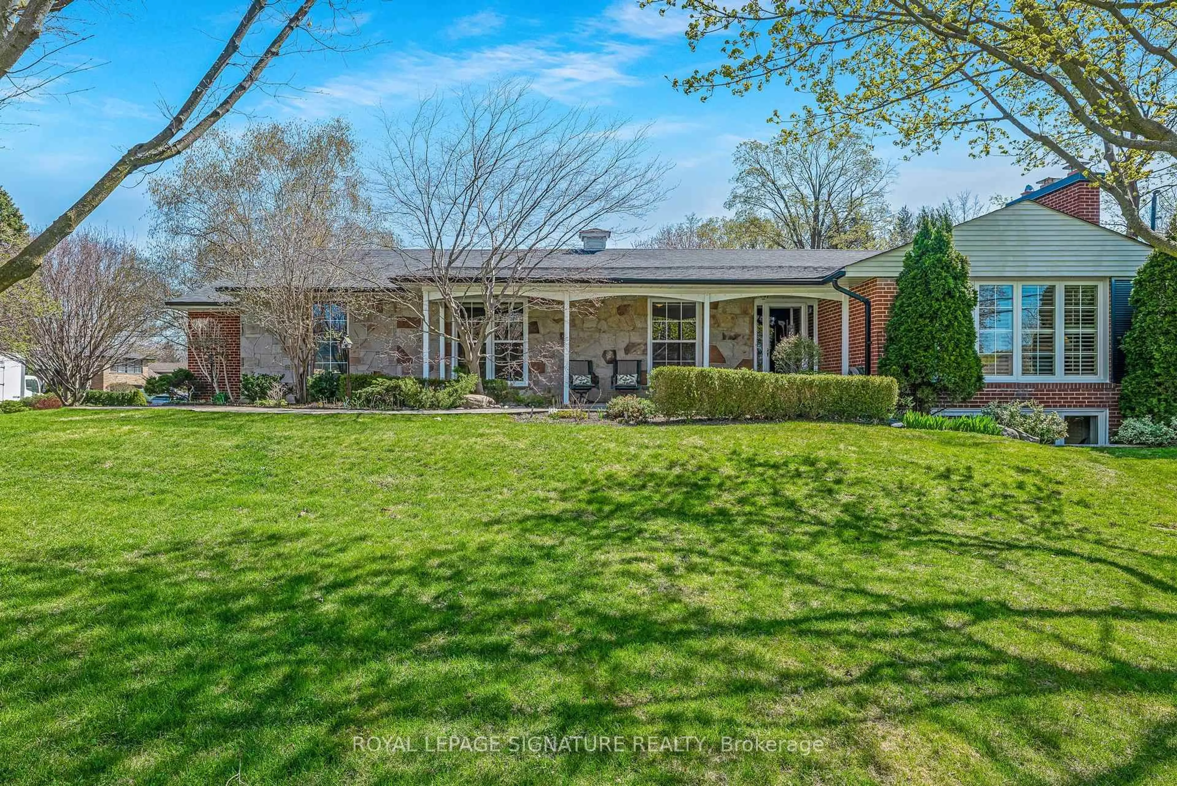 A pic from outside/outdoor area/front of a property/back of a property/a pic from drone, street for 1 Restwell Cres, Toronto Ontario M2K 2A1