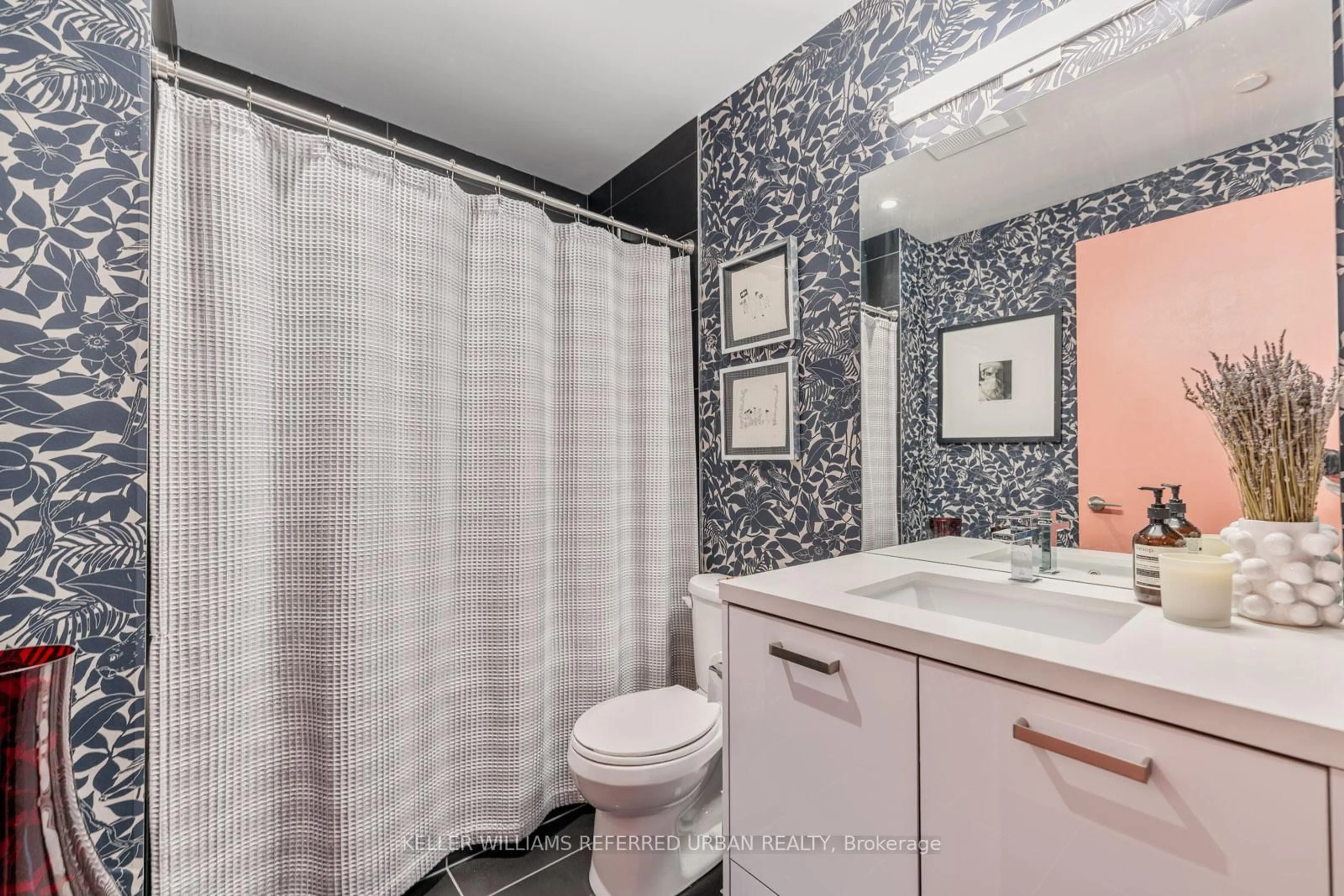 Standard bathroom, ceramic/tile floor for 608 Richmond St #1206, Toronto Ontario M5V 0N9
