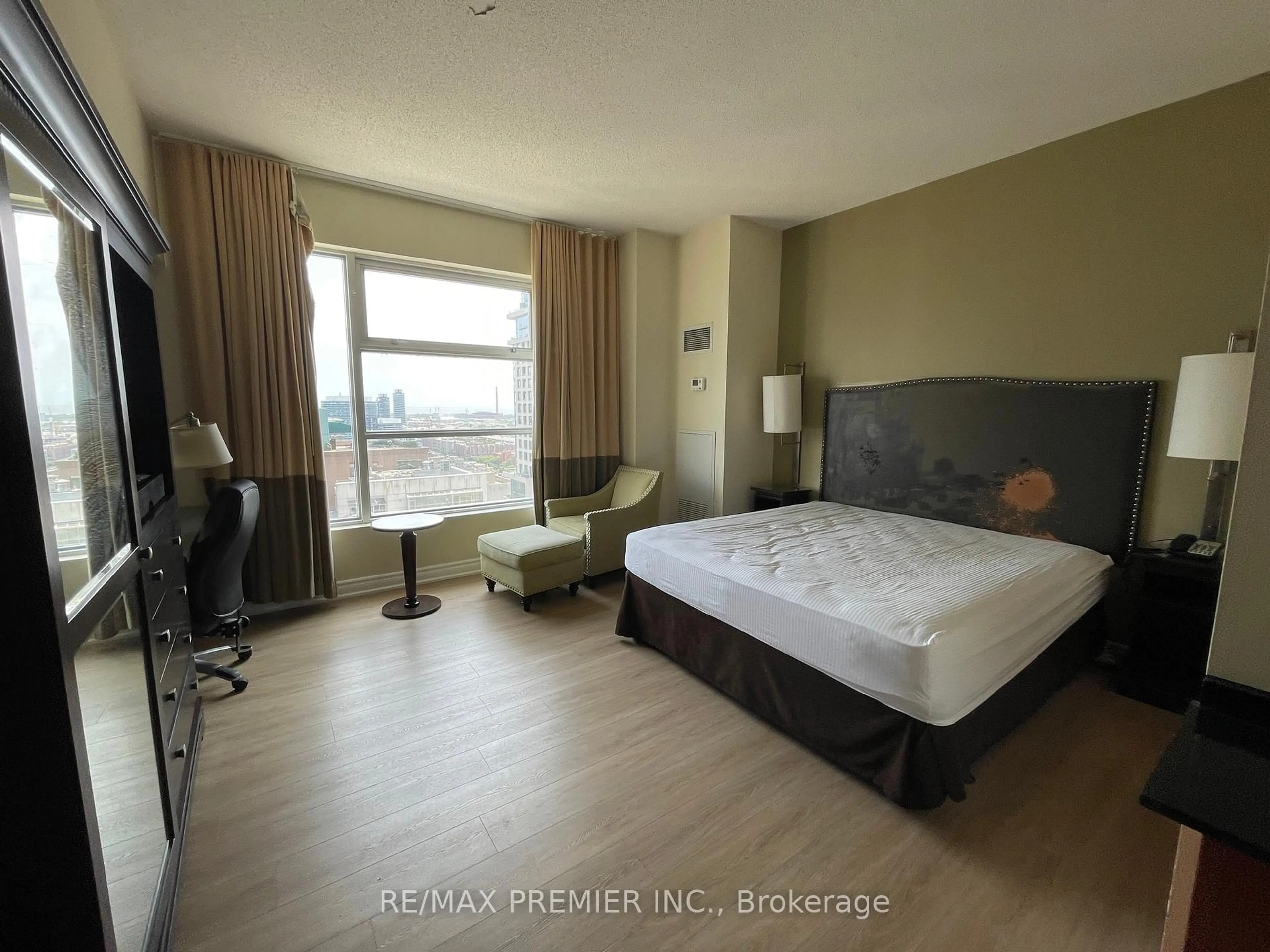 A pic of a room for 1 King St #2508, Toronto Ontario M5H 1A1