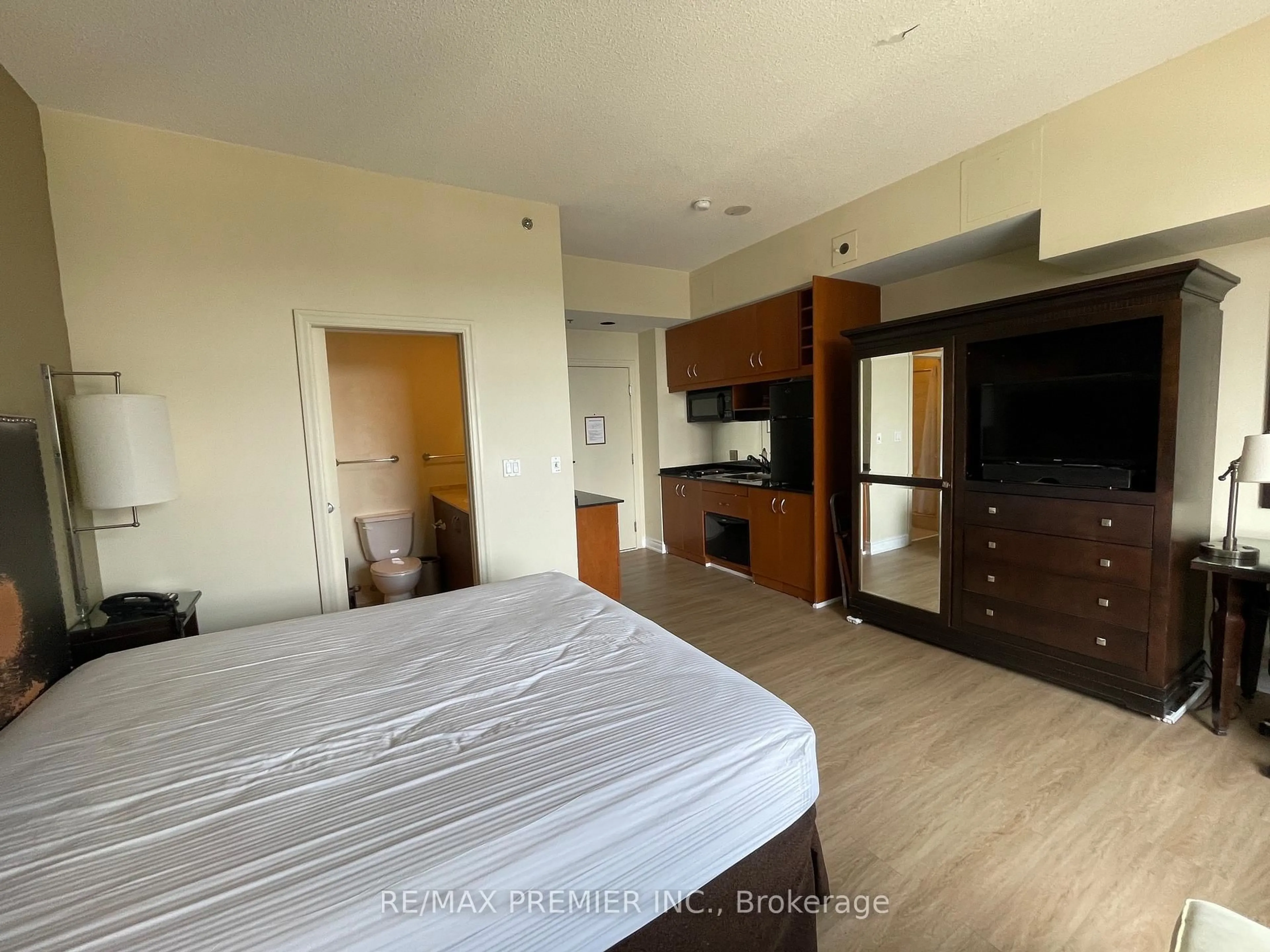 A pic of a room for 1 King St #2508, Toronto Ontario M5H 1A1