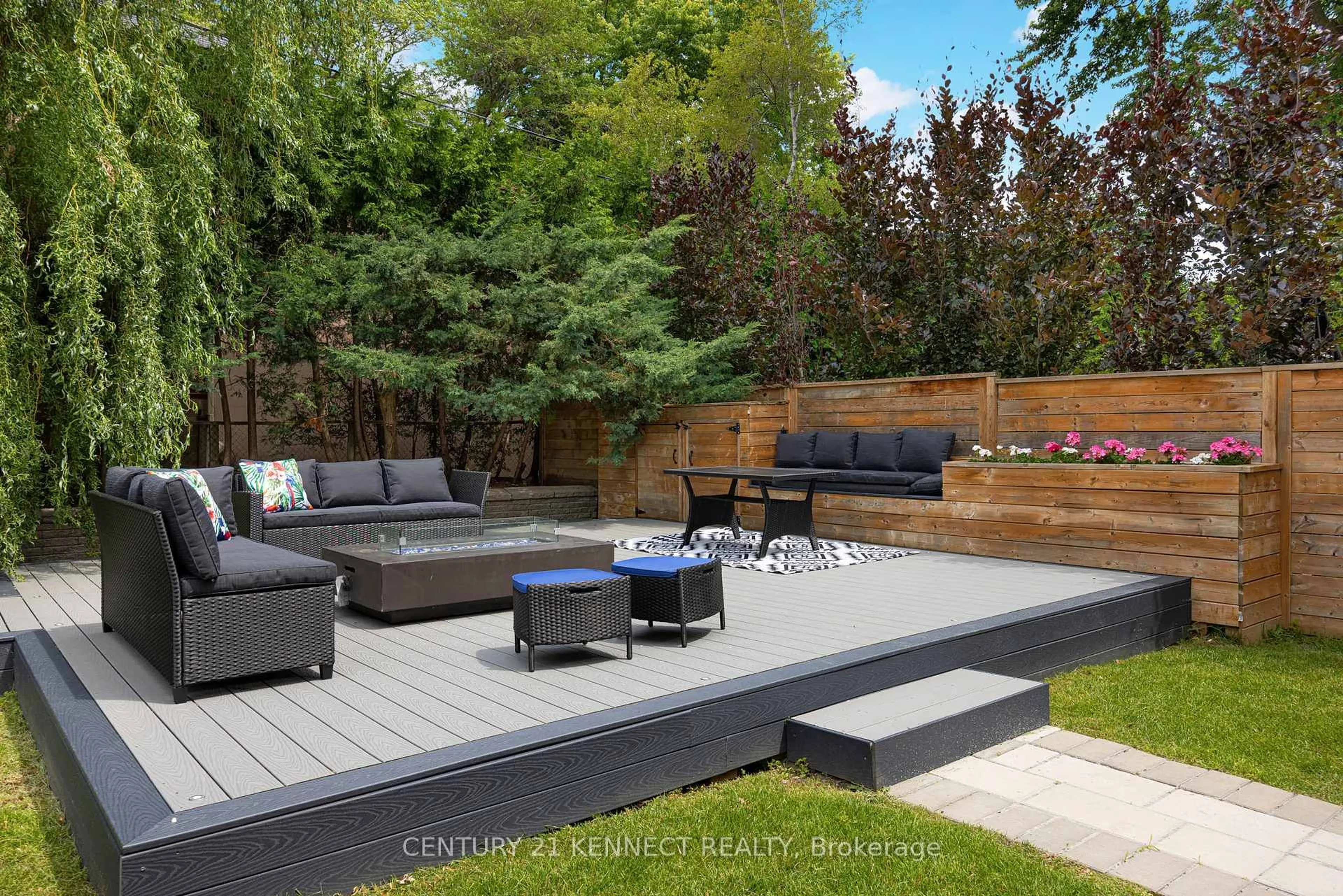 Patio, street for 476 Broadway Ave, Toronto Ontario M4G 2R6