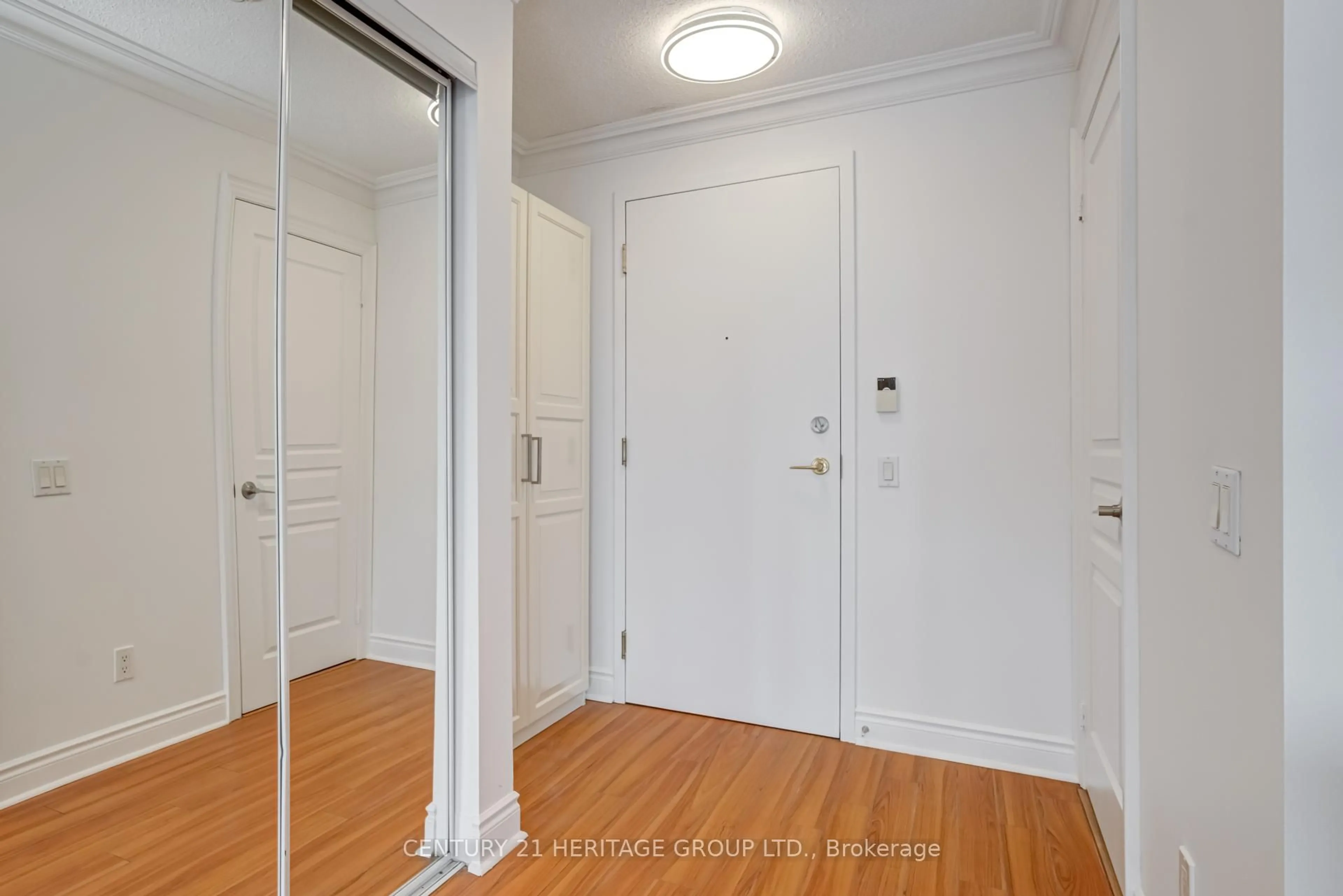 Indoor foyer for 10 Northtown Way #1705, Toronto Ontario M2N 7L4