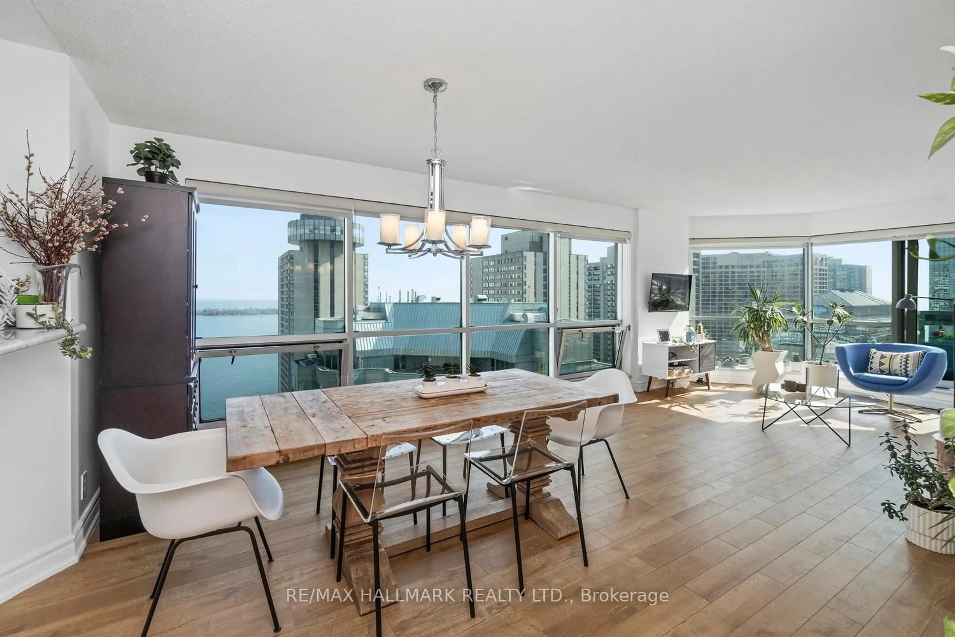 Dining room, wood/laminate floor for 10 Yonge St #3102, Toronto Ontario M5E 1R4