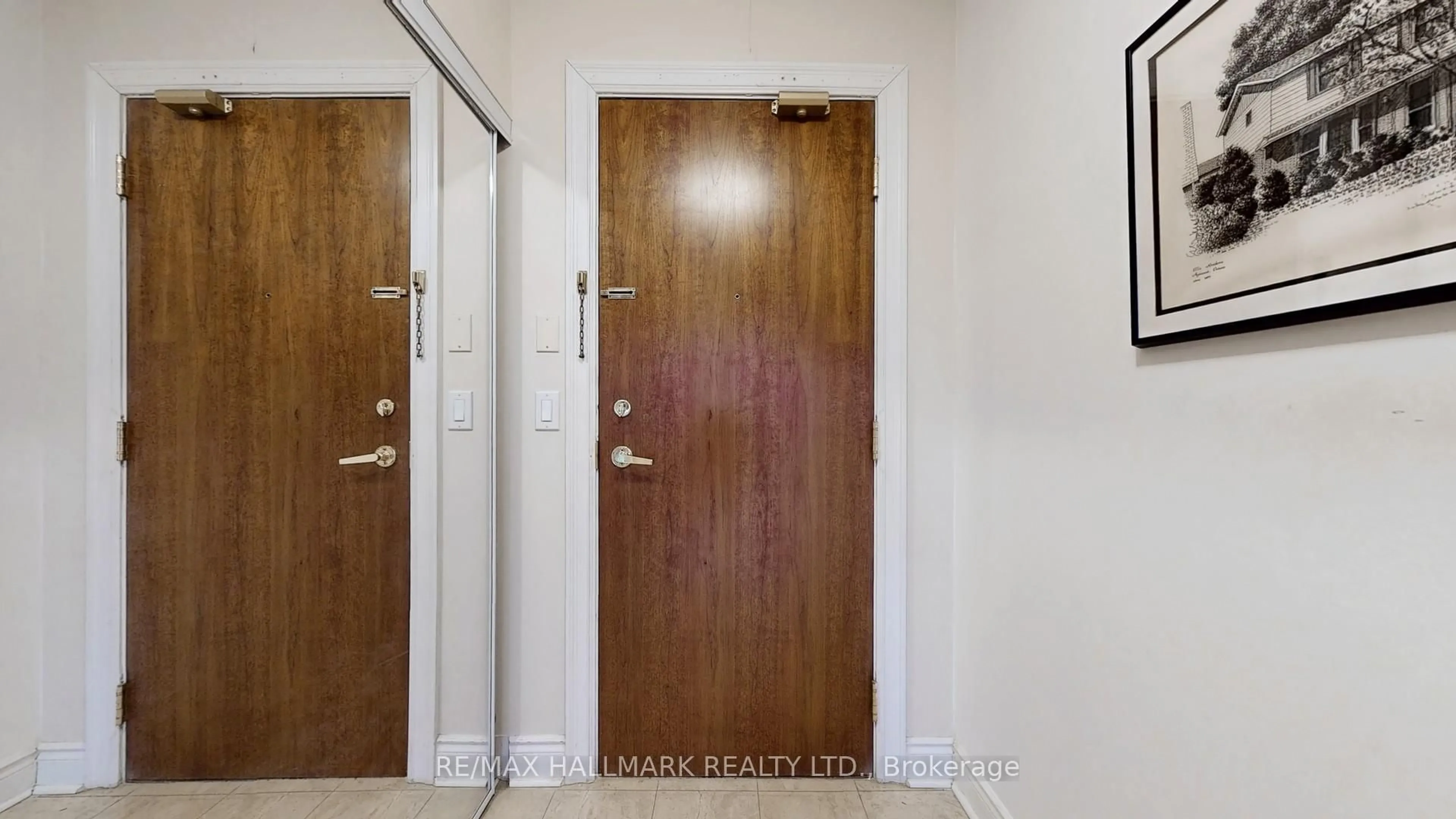 Indoor entryway for 18 Kenaston Gdns #704, Toronto Ontario M2K 3C7