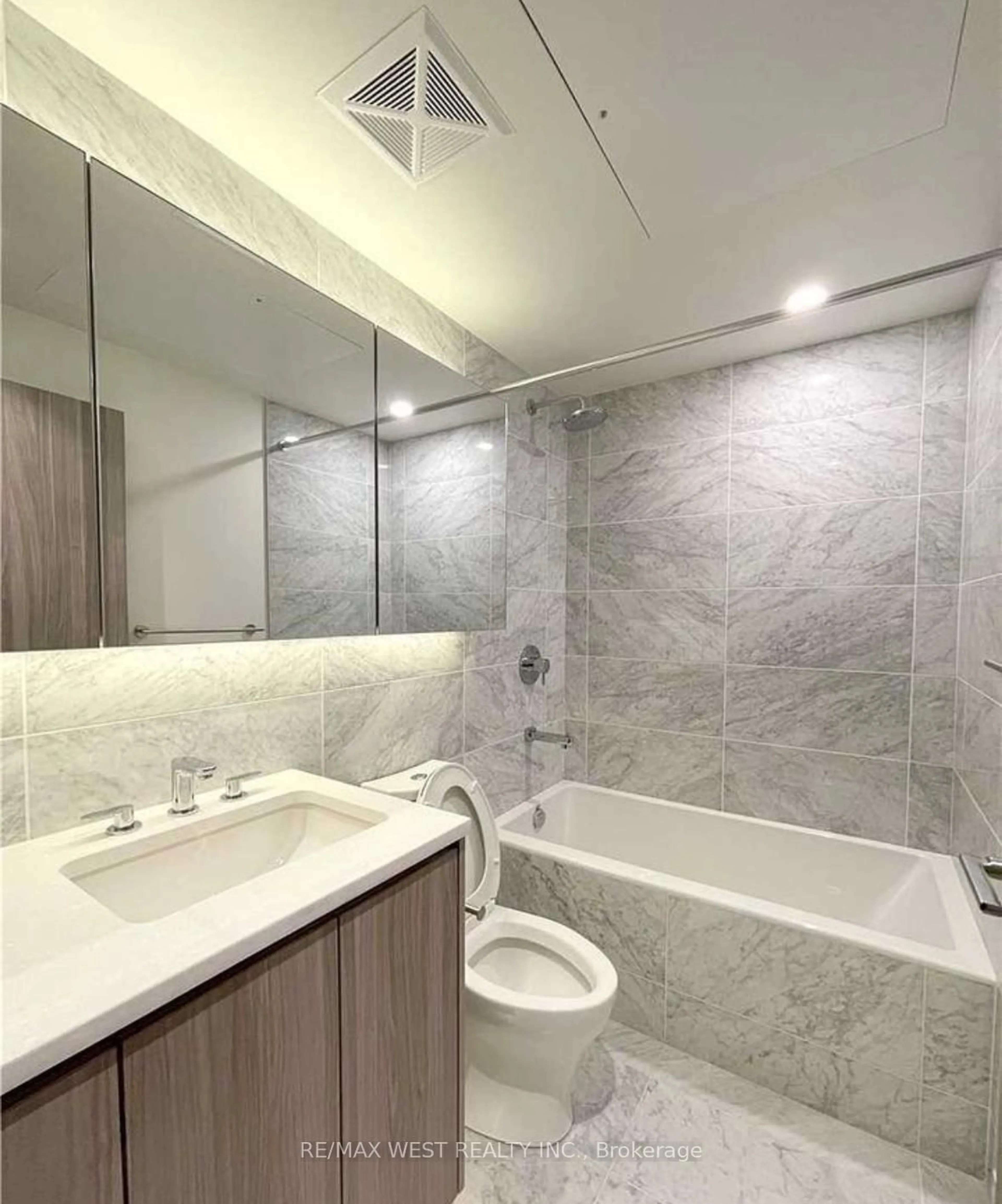 Standard bathroom, ceramic/tile floor for 95 Mcmahon Dr #1607, Toronto Ontario M2K 0E4
