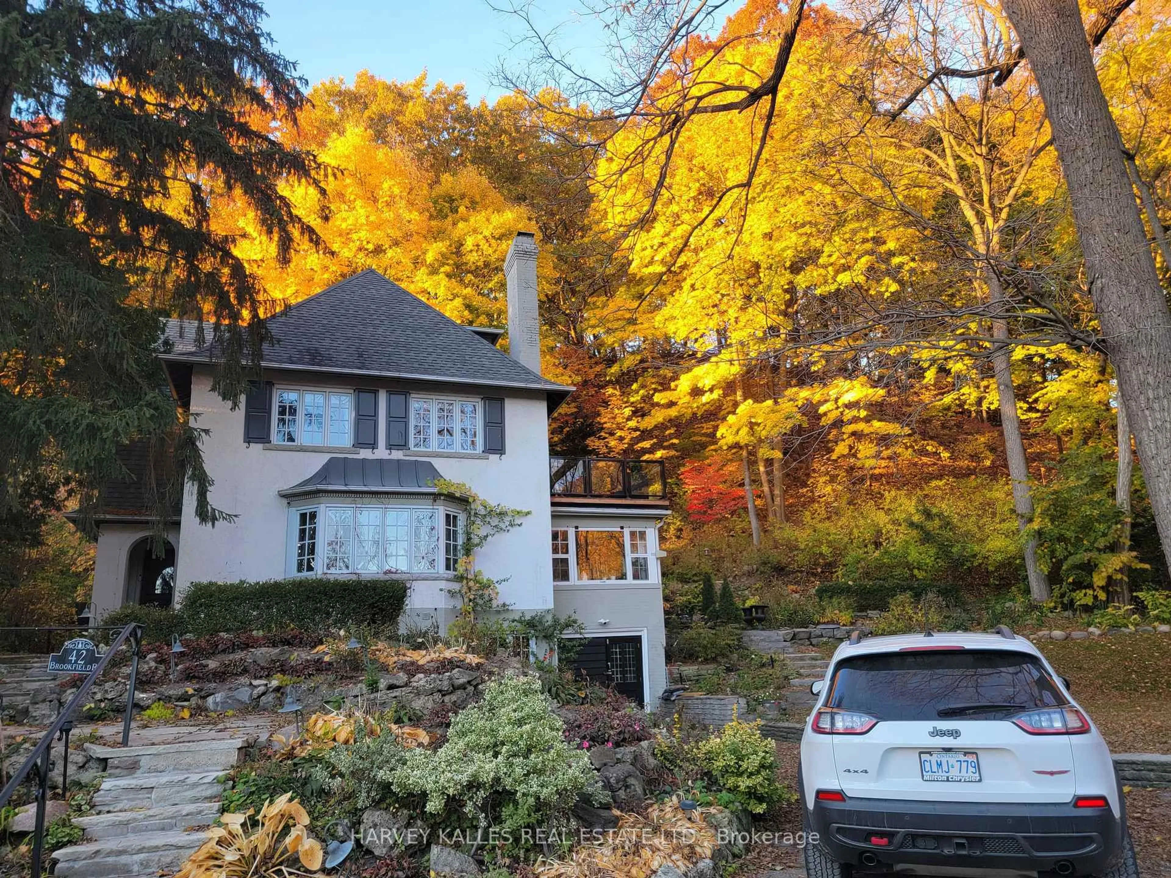 A pic from outside/outdoor area/front of a property/back of a property/a pic from drone, street for 42 Brookfield Rd, Toronto Ontario M2P 1A9