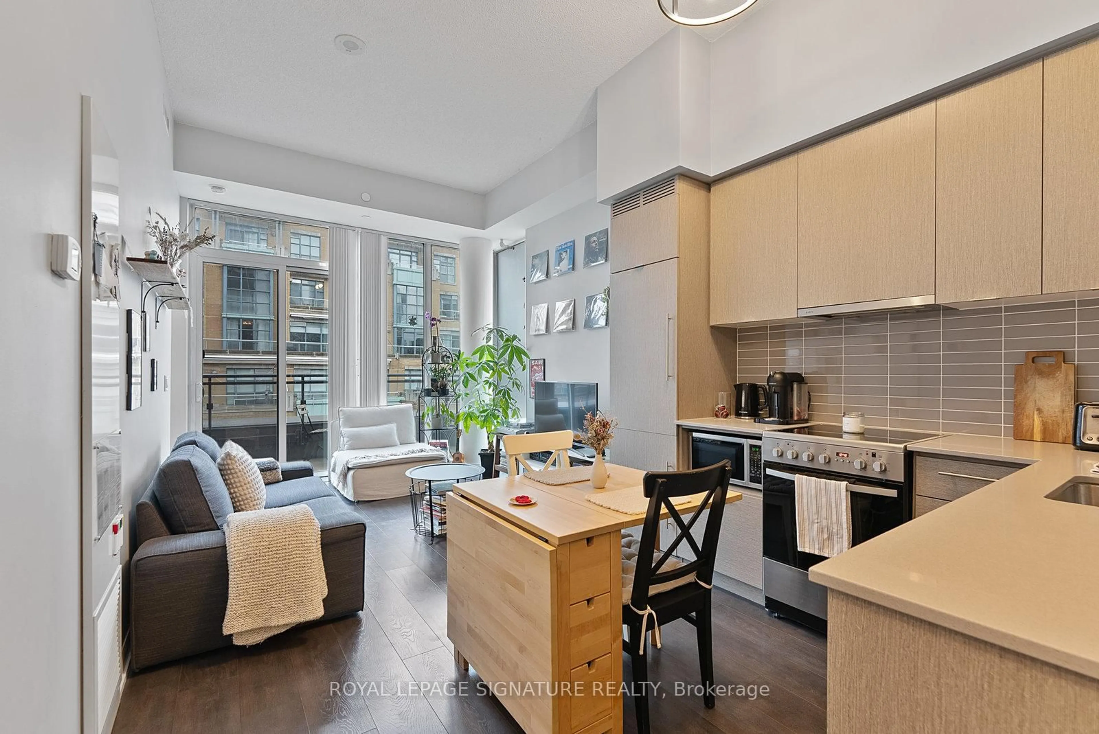 Open concept kitchen, unknown for 435 Richmond St #1203, Toronto Ontario M5V 0N3