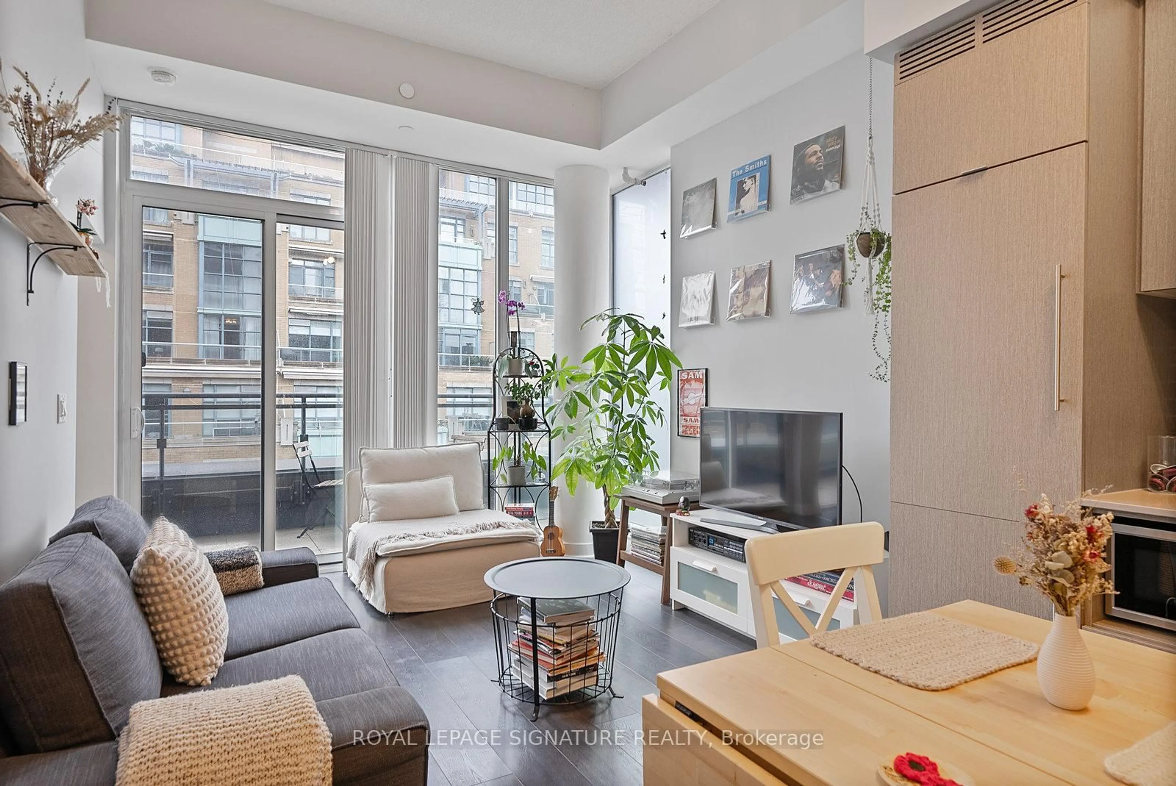 Living room with furniture, unknown for 435 Richmond St #1203, Toronto Ontario M5V 0N3