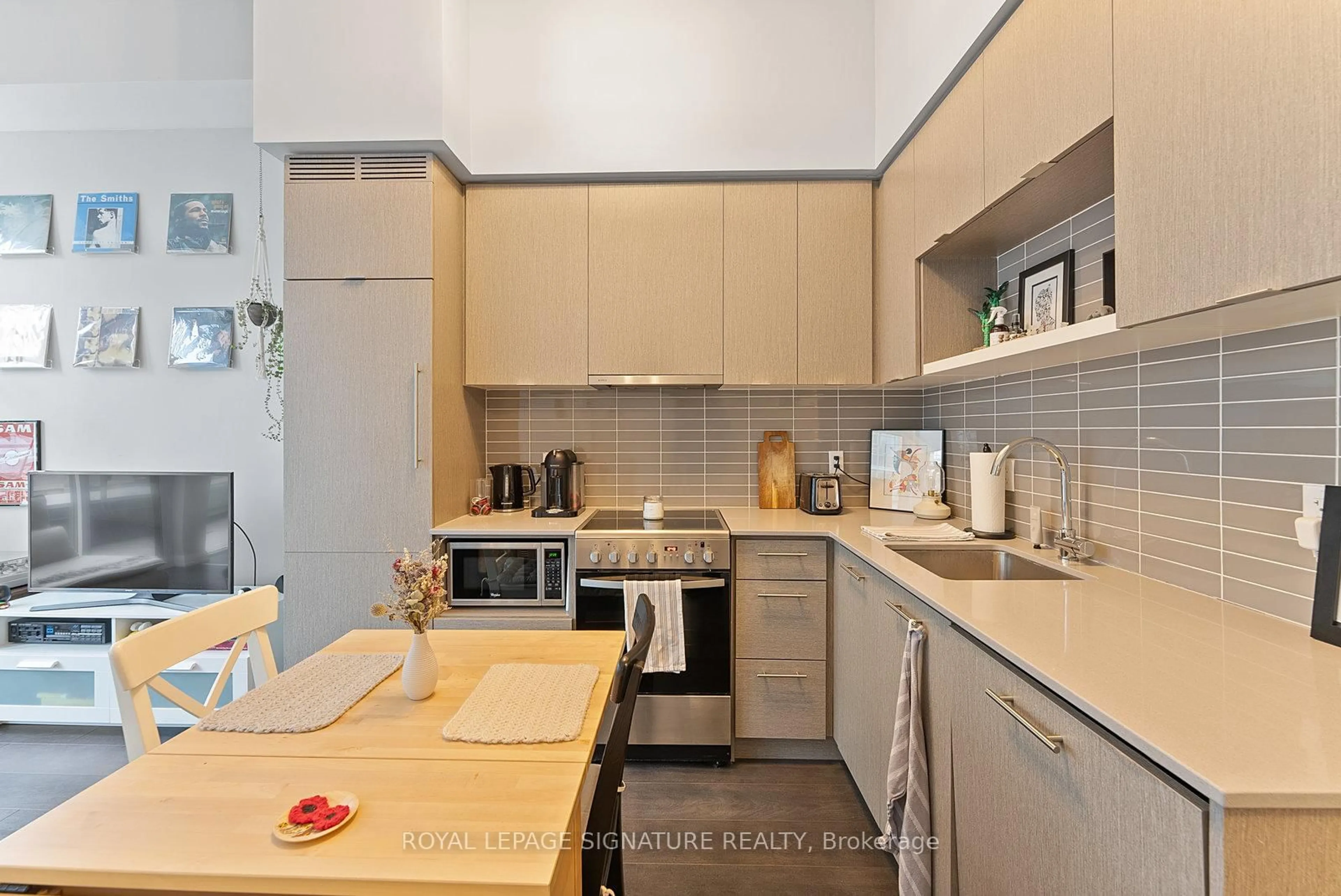 Standard kitchen, unknown for 435 Richmond St #1203, Toronto Ontario M5V 0N3