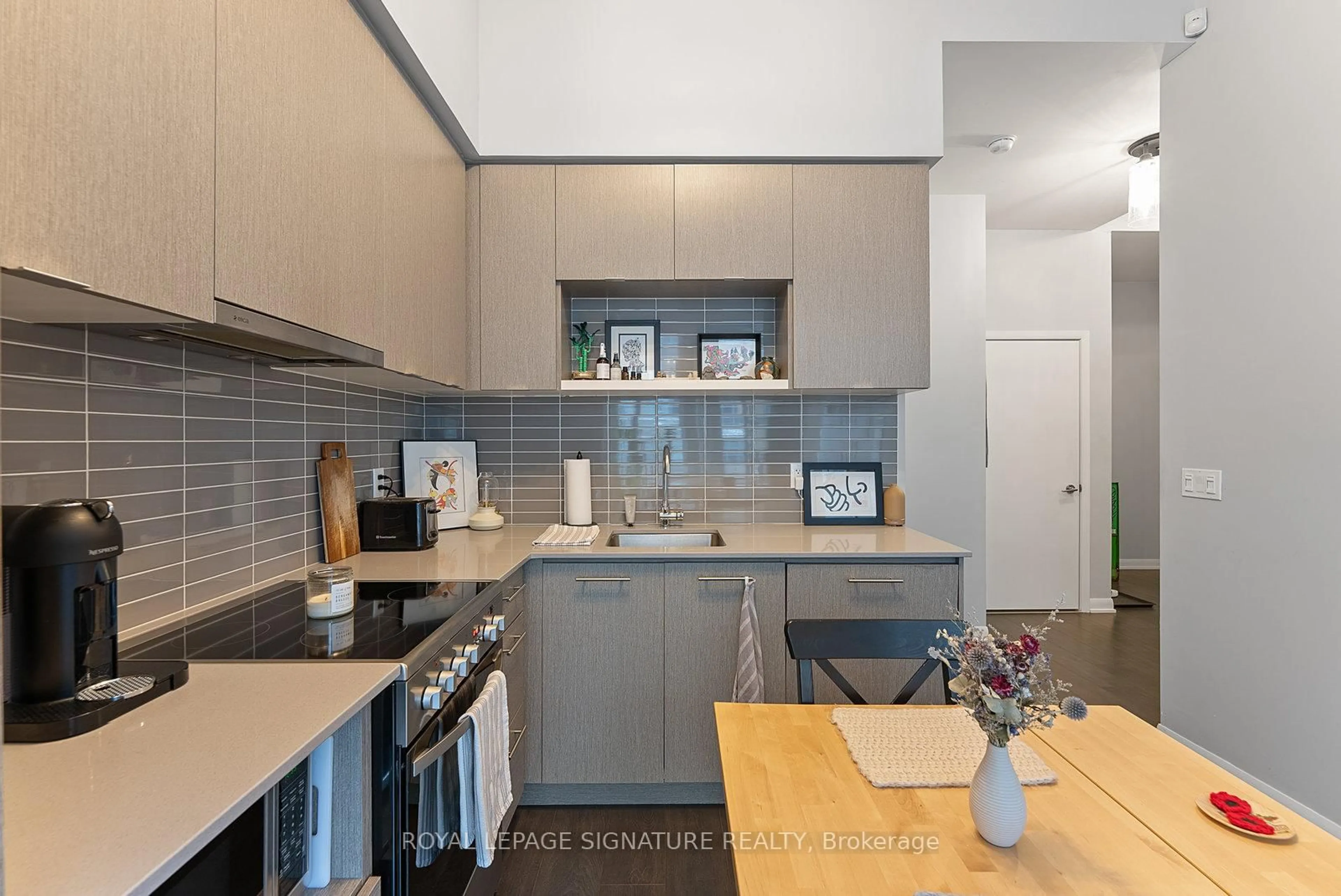 Standard kitchen, unknown for 435 Richmond St #1203, Toronto Ontario M5V 0N3