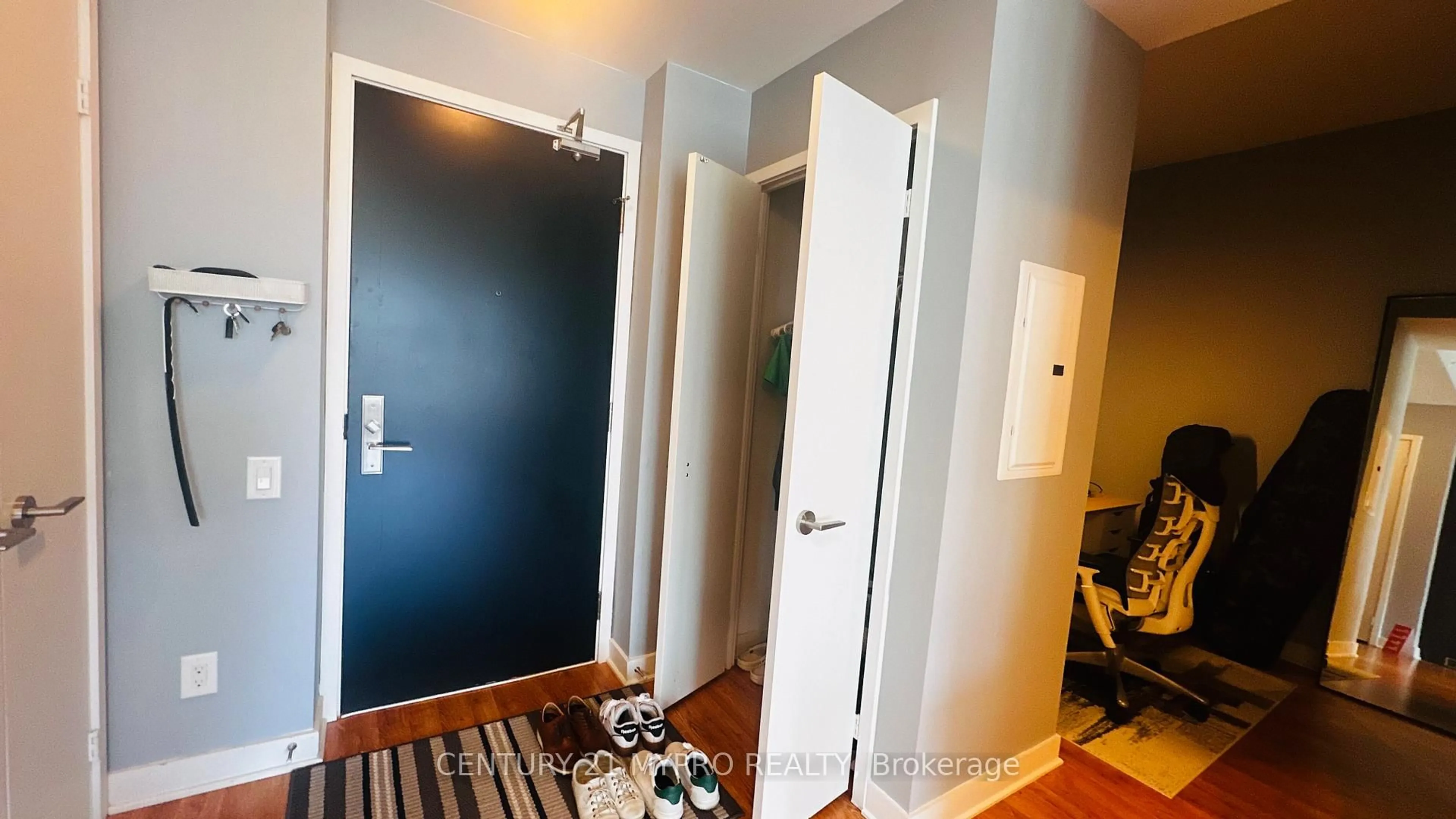 Indoor entryway for 290 Adelaide St #2708, Toronto Ontario M5V 0P3