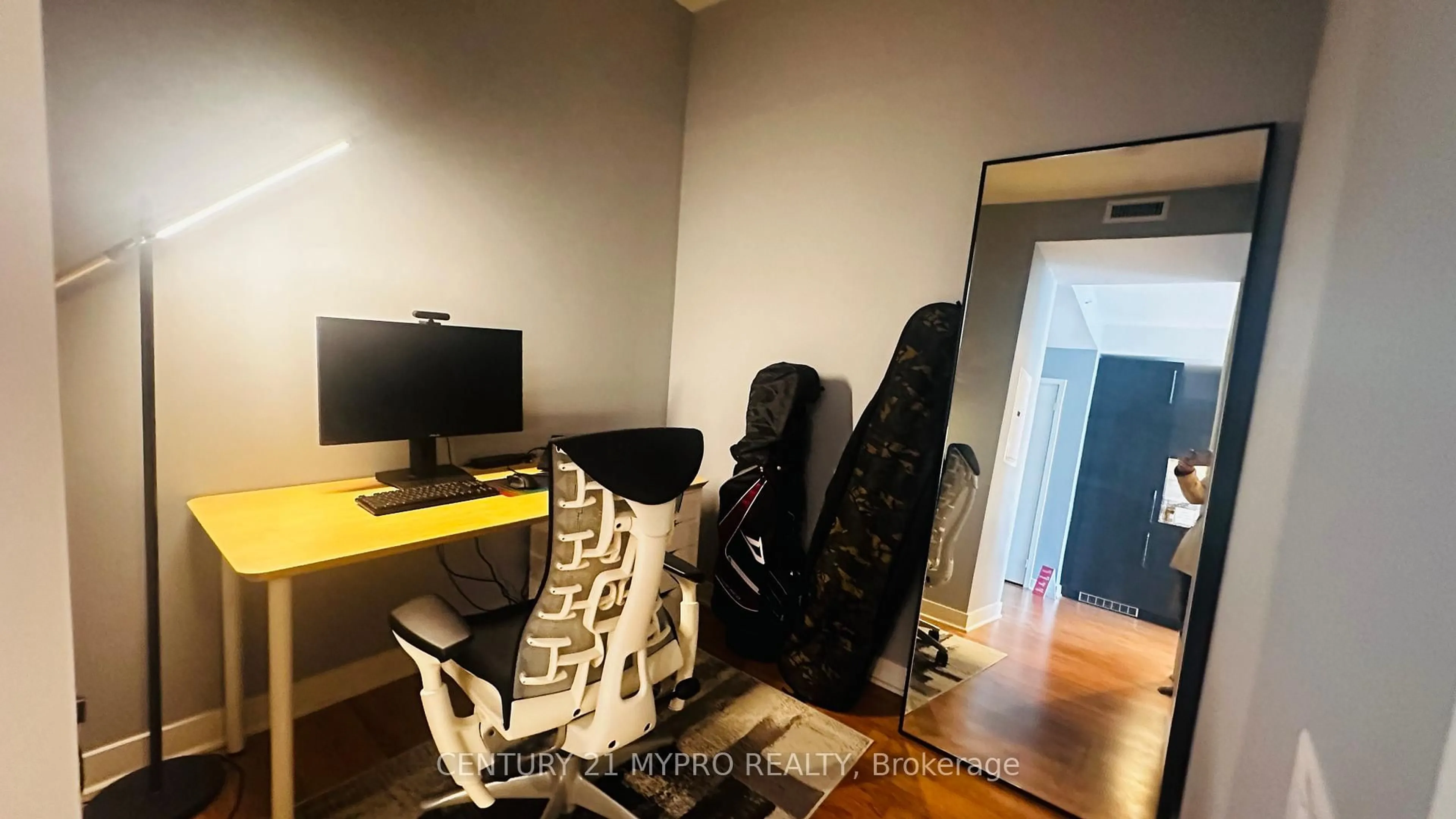 A pic of a room for 290 Adelaide St #2708, Toronto Ontario M5V 0P3