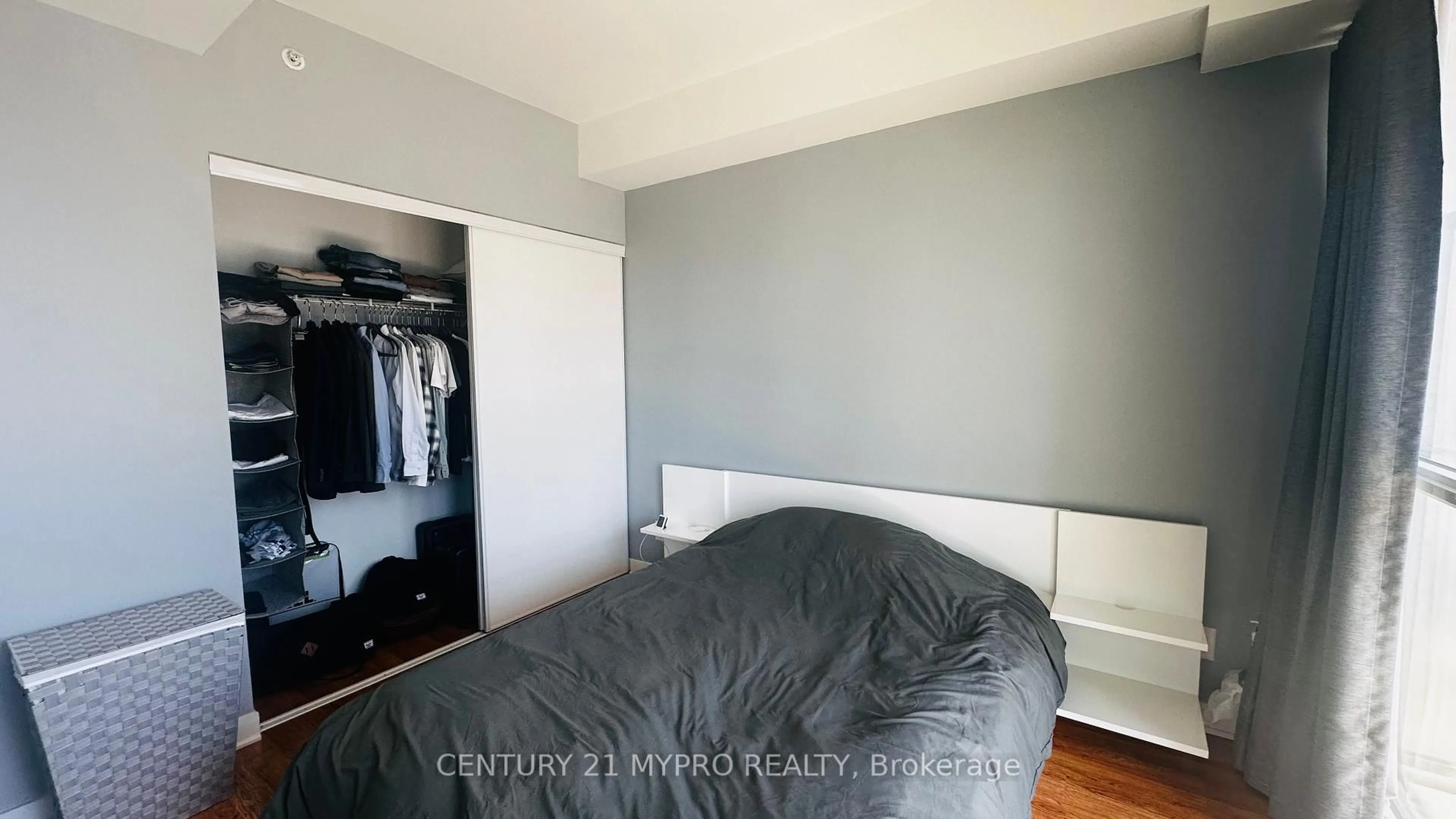 A pic of a room for 290 Adelaide St #2708, Toronto Ontario M5V 0P3