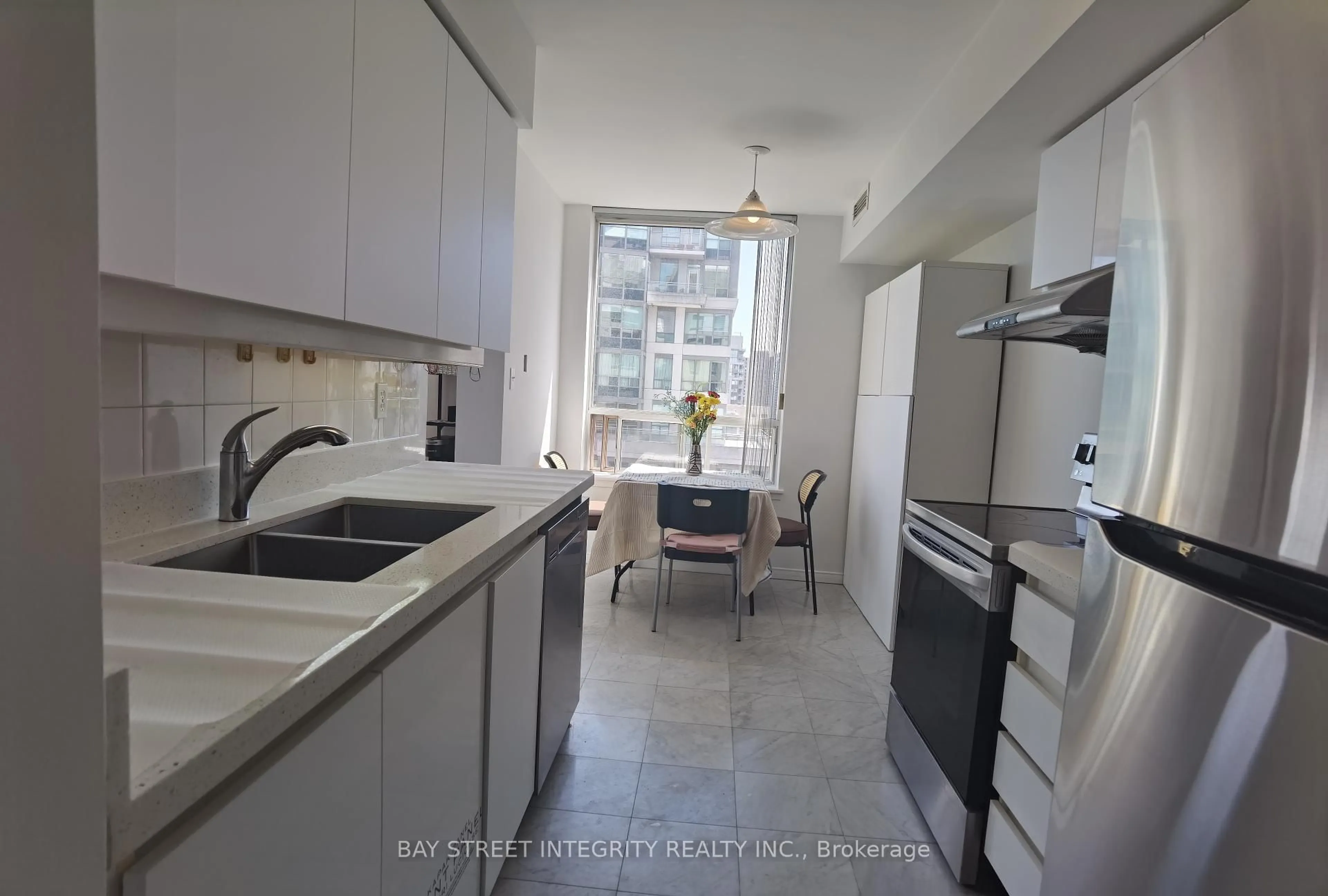 Standard kitchen, ceramic/tile floor for 18 Hillcrest Ave #2005, Toronto Ontario M2N 6T5