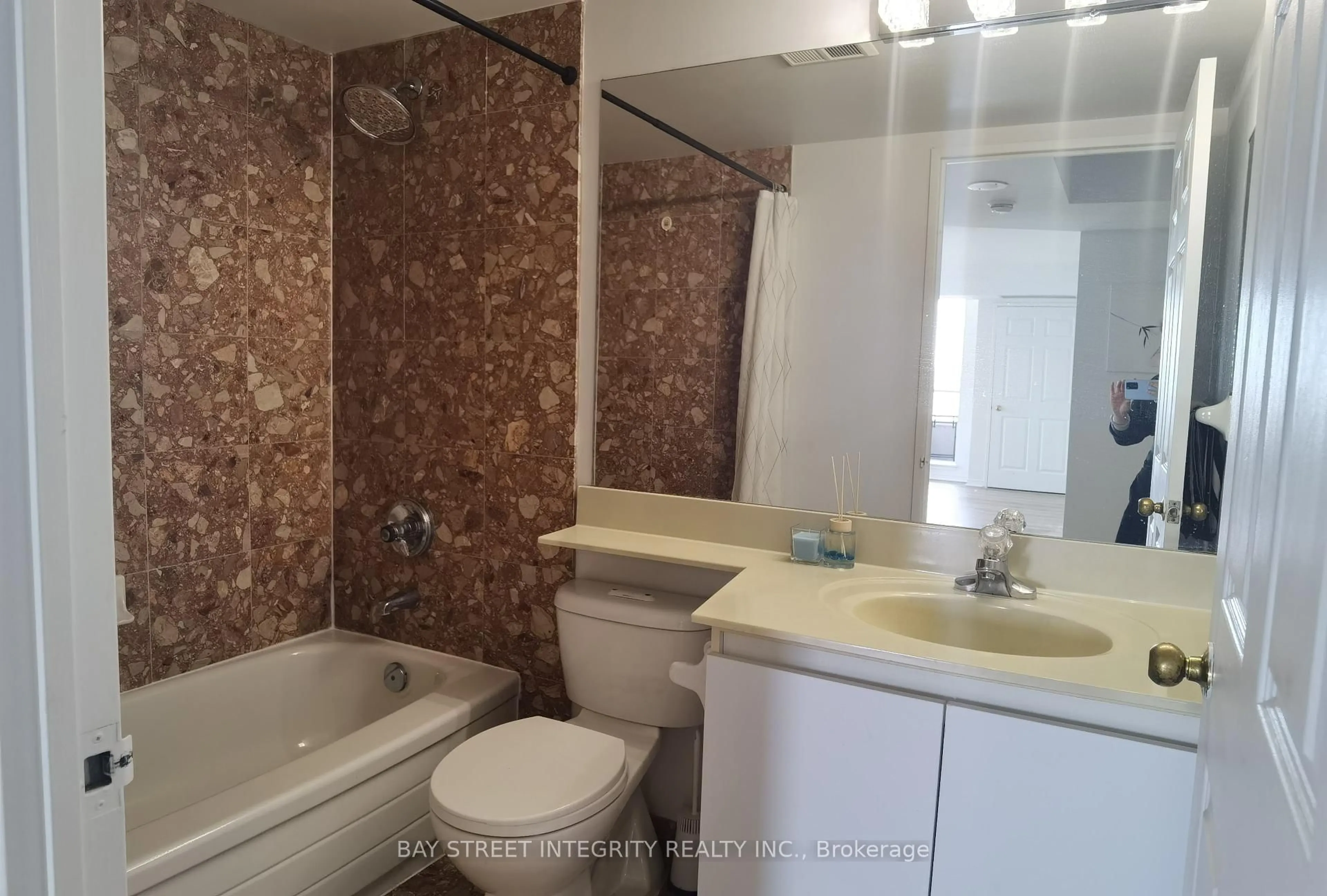 Standard bathroom, ceramic/tile floor for 18 Hillcrest Ave #2005, Toronto Ontario M2N 6T5
