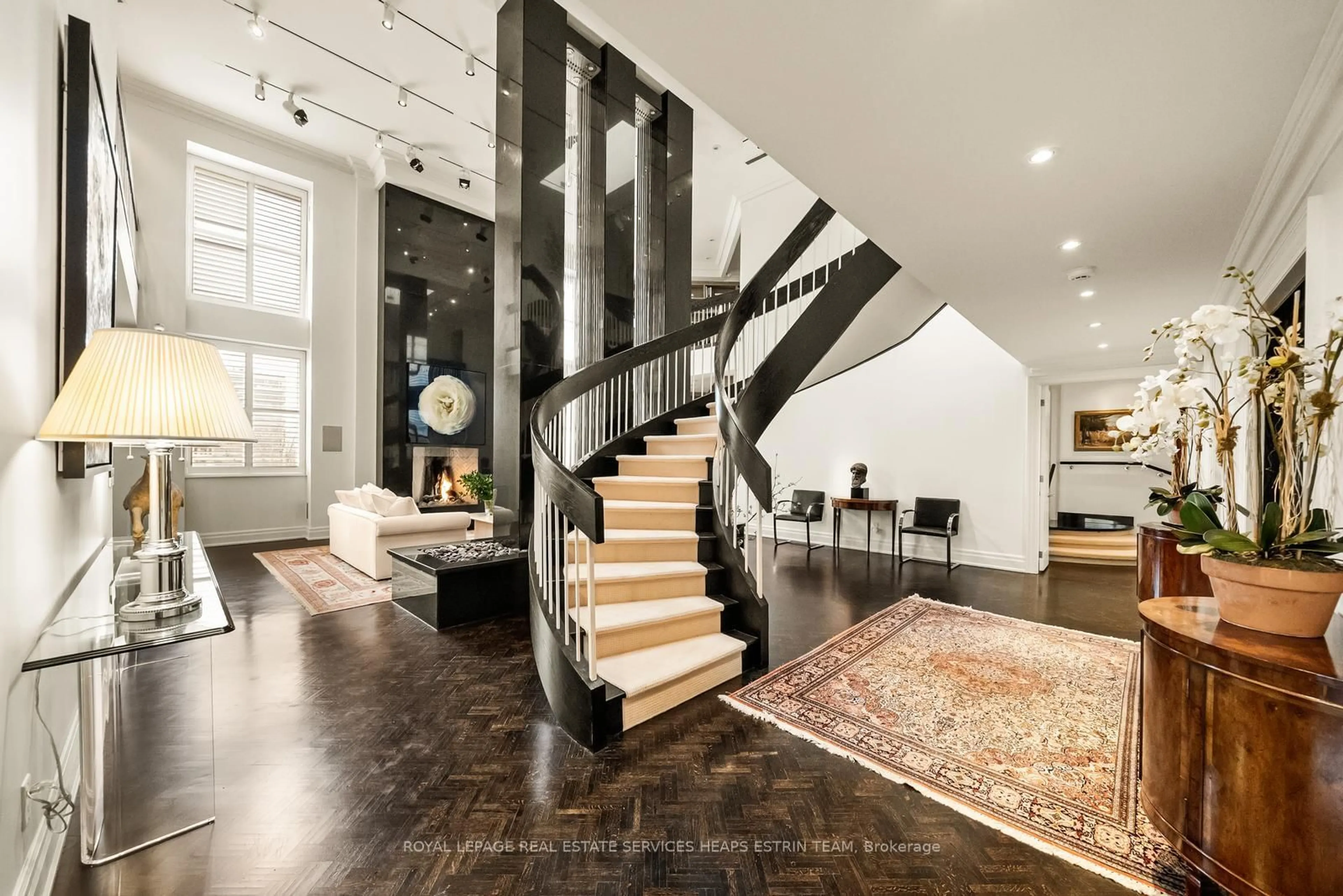 Indoor foyer for 2 Lynwood Ave #PH1, Toronto Ontario M4V 1K2