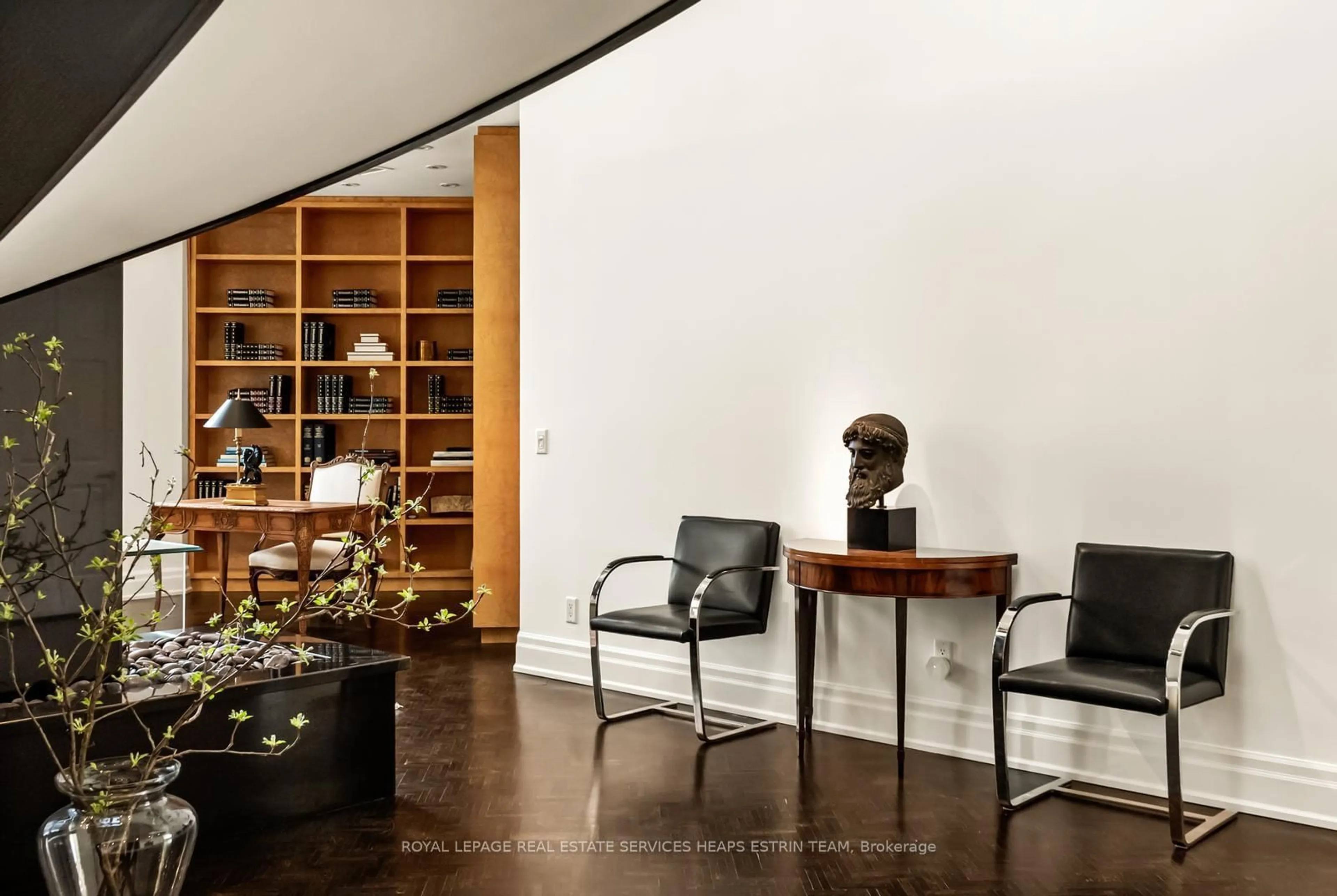 Indoor foyer for 2 Lynwood Ave #PH1, Toronto Ontario M4V 1K2