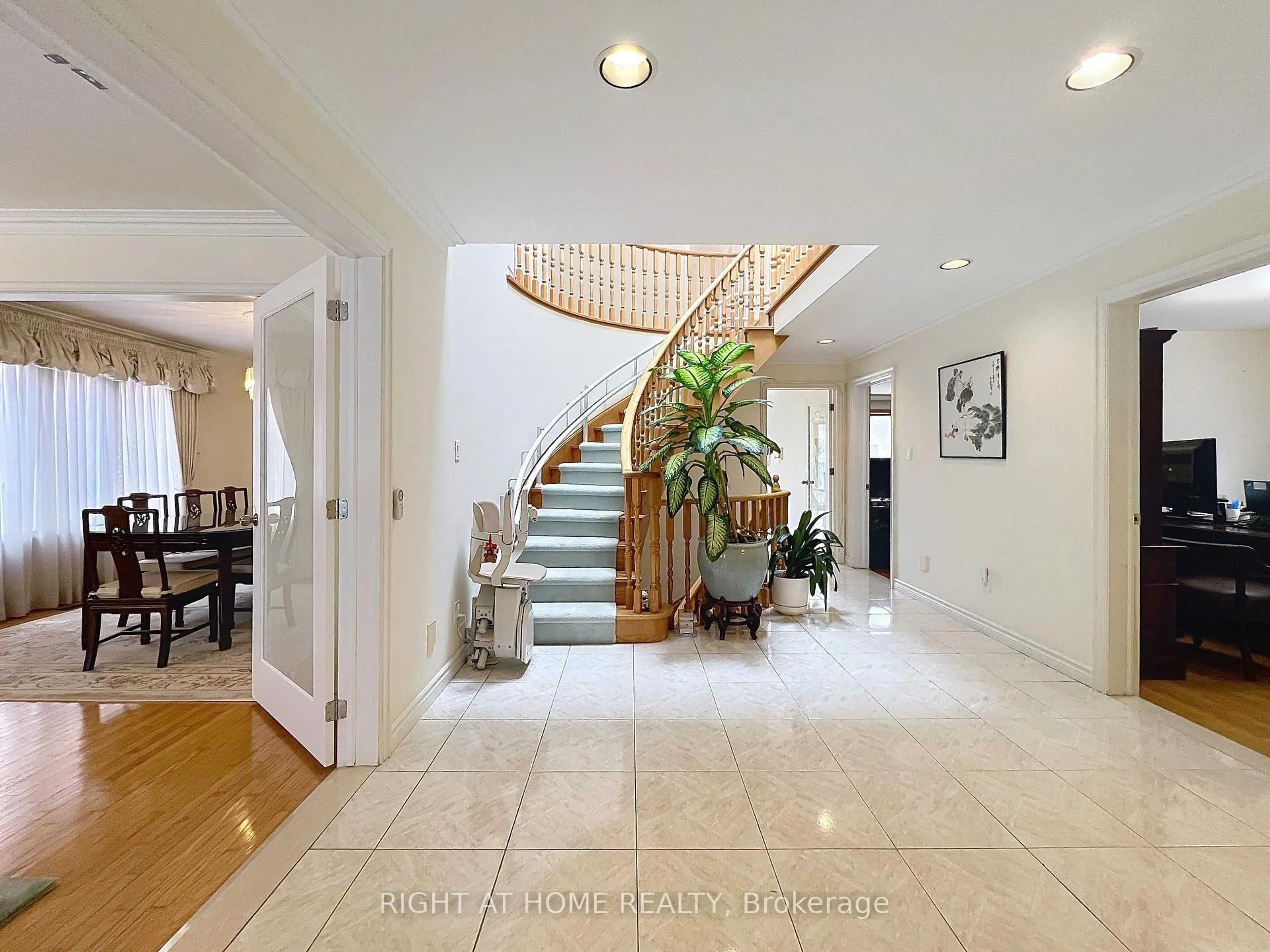 Indoor foyer for 150 Holmes Ave, Toronto Ontario M2N 4M6
