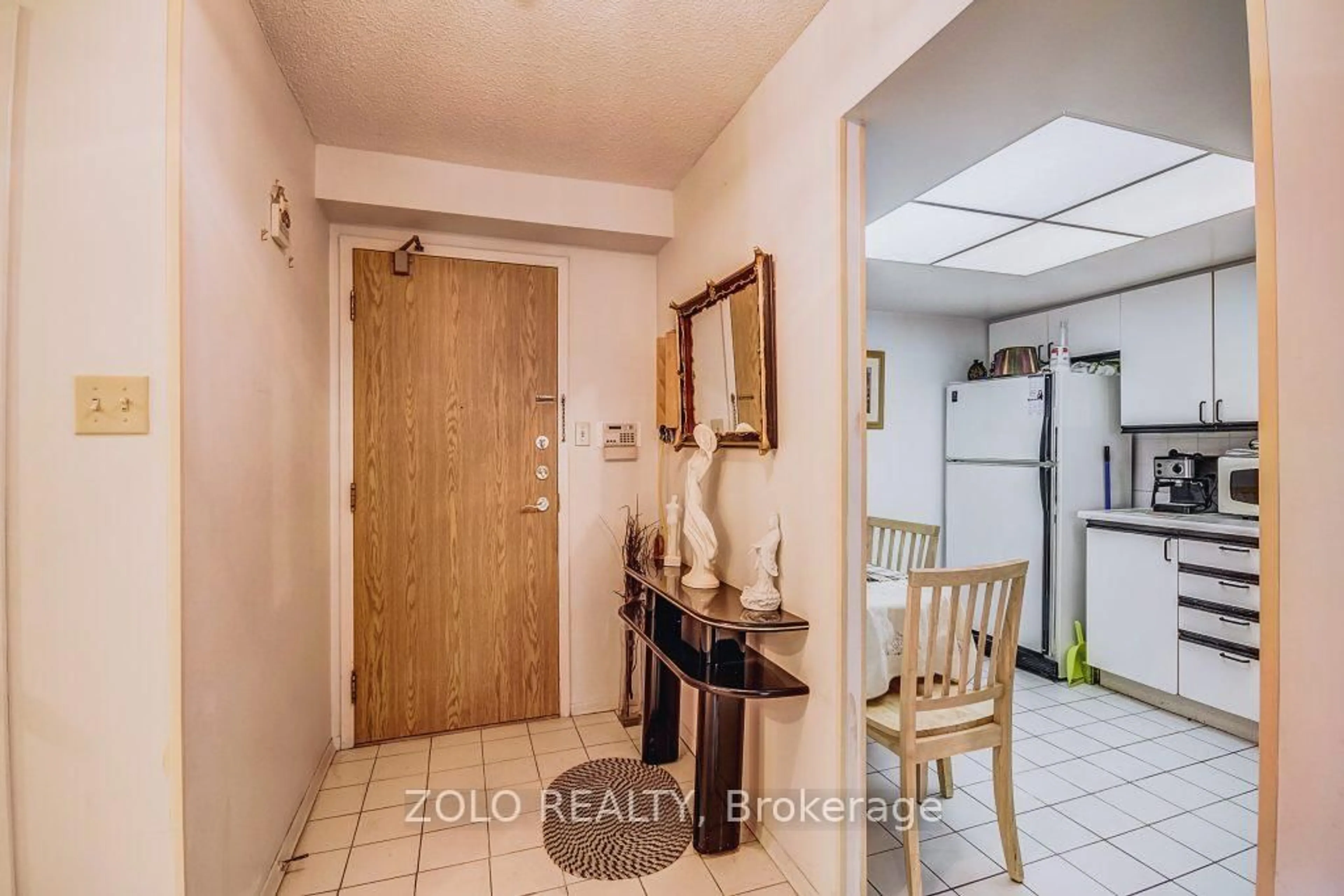 Indoor entryway for 1101 Steeles Ave #209, Toronto Ontario M2R 3W5