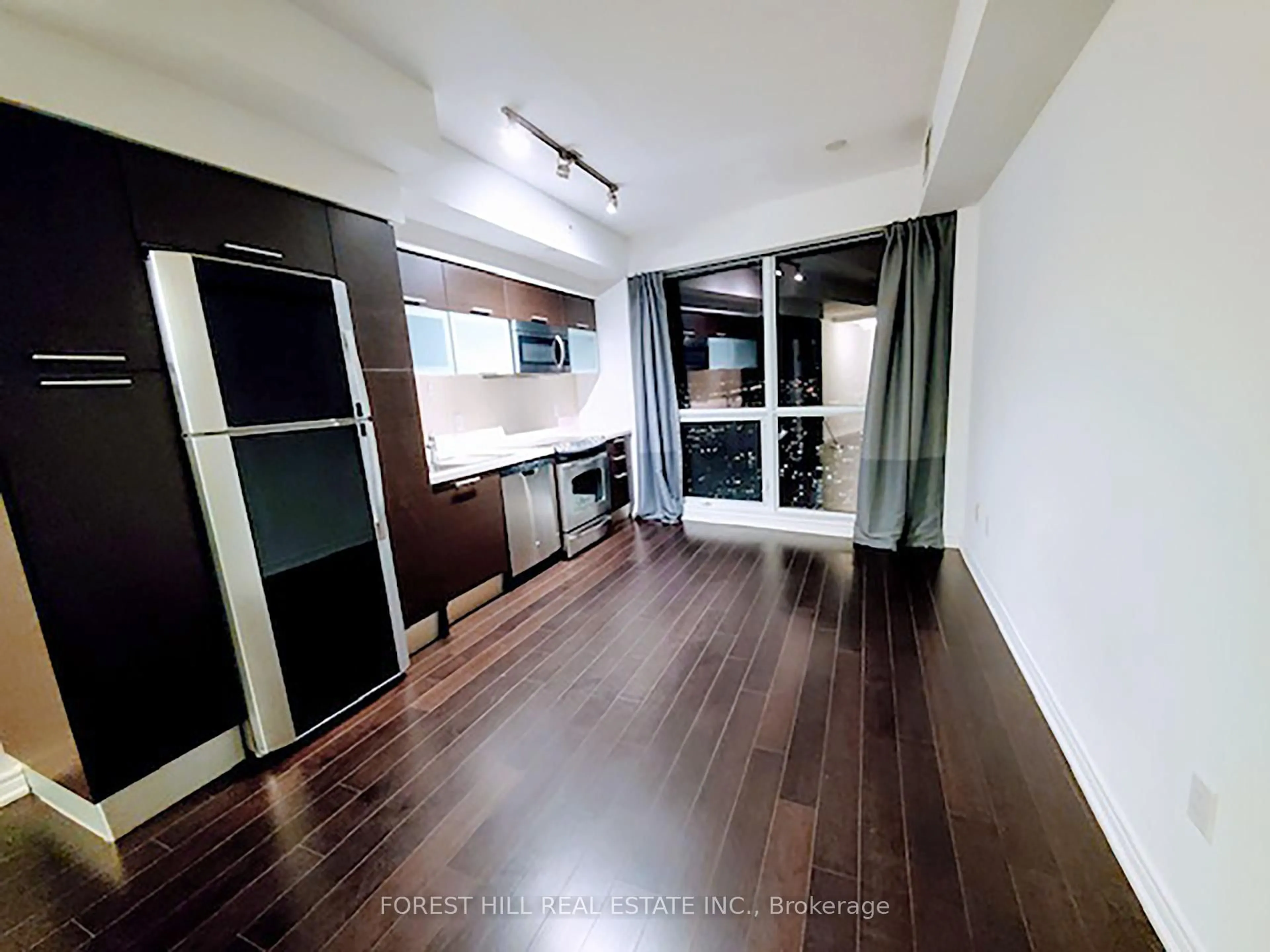 A pic of a room for 386 Yonge St #4606, Toronto Ontario M5B 0A5