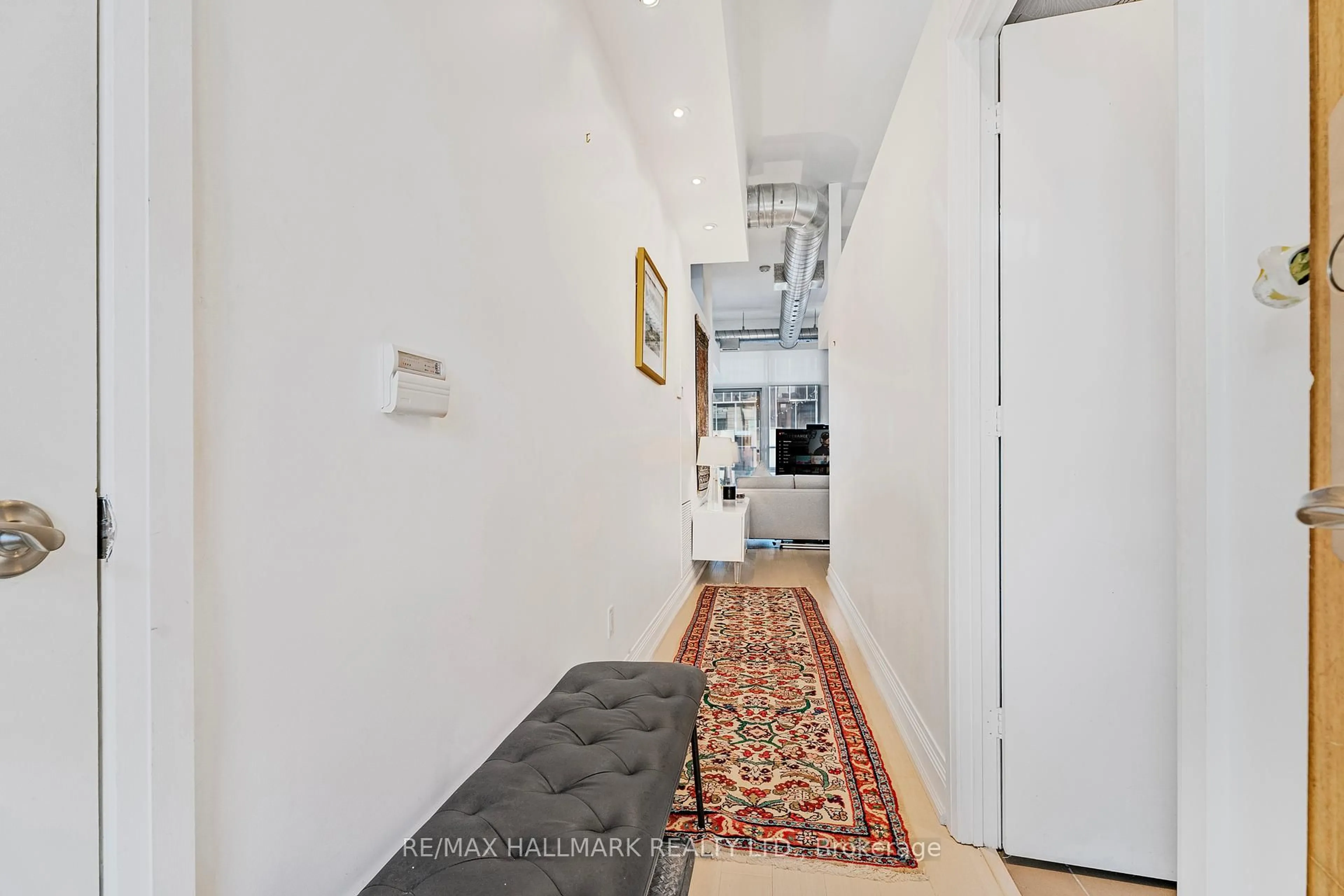 Indoor foyer for 2191 Yonge St #L12, Toronto Ontario M4S 3H8