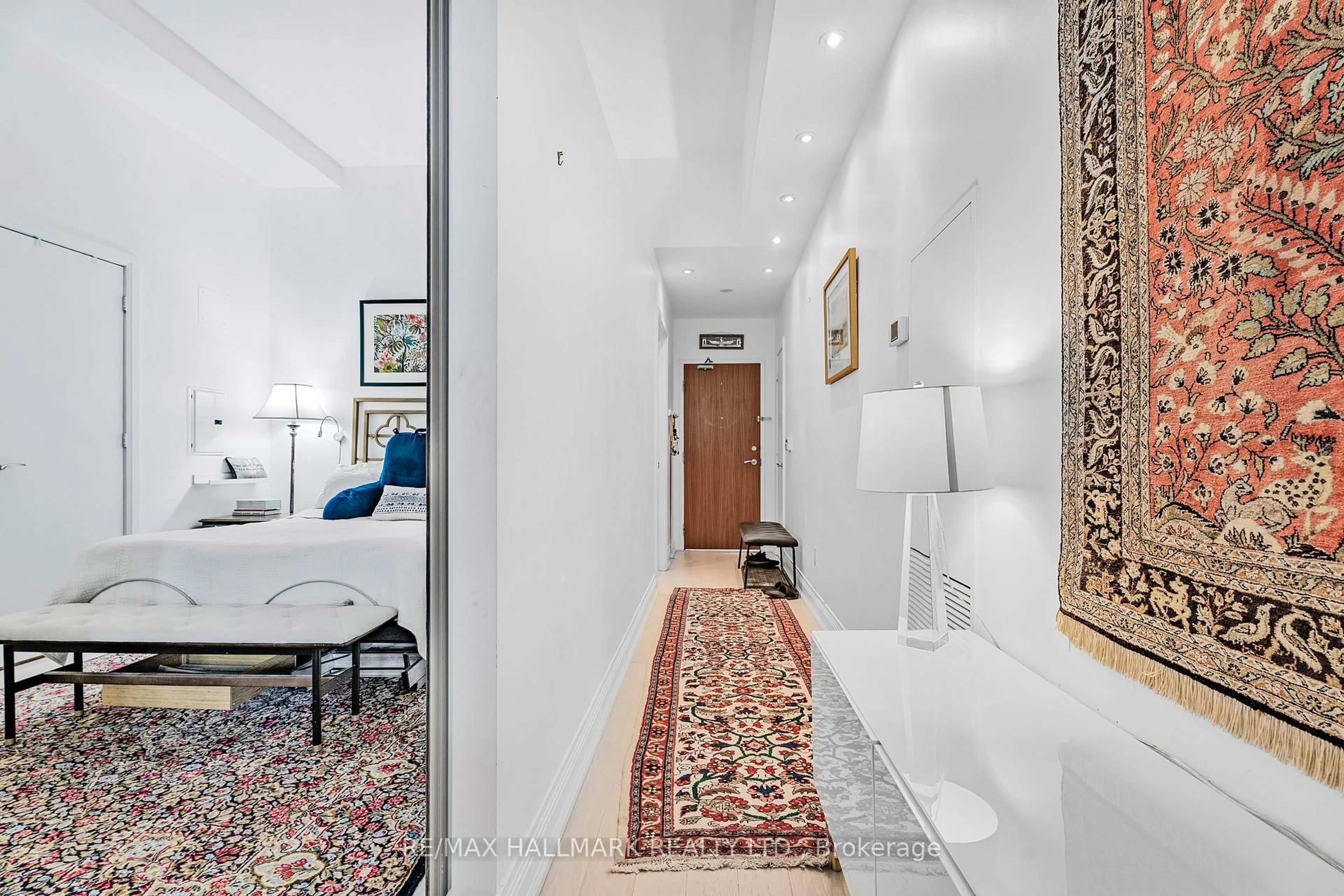 Indoor foyer for 2191 Yonge St #L12, Toronto Ontario M4S 3H8