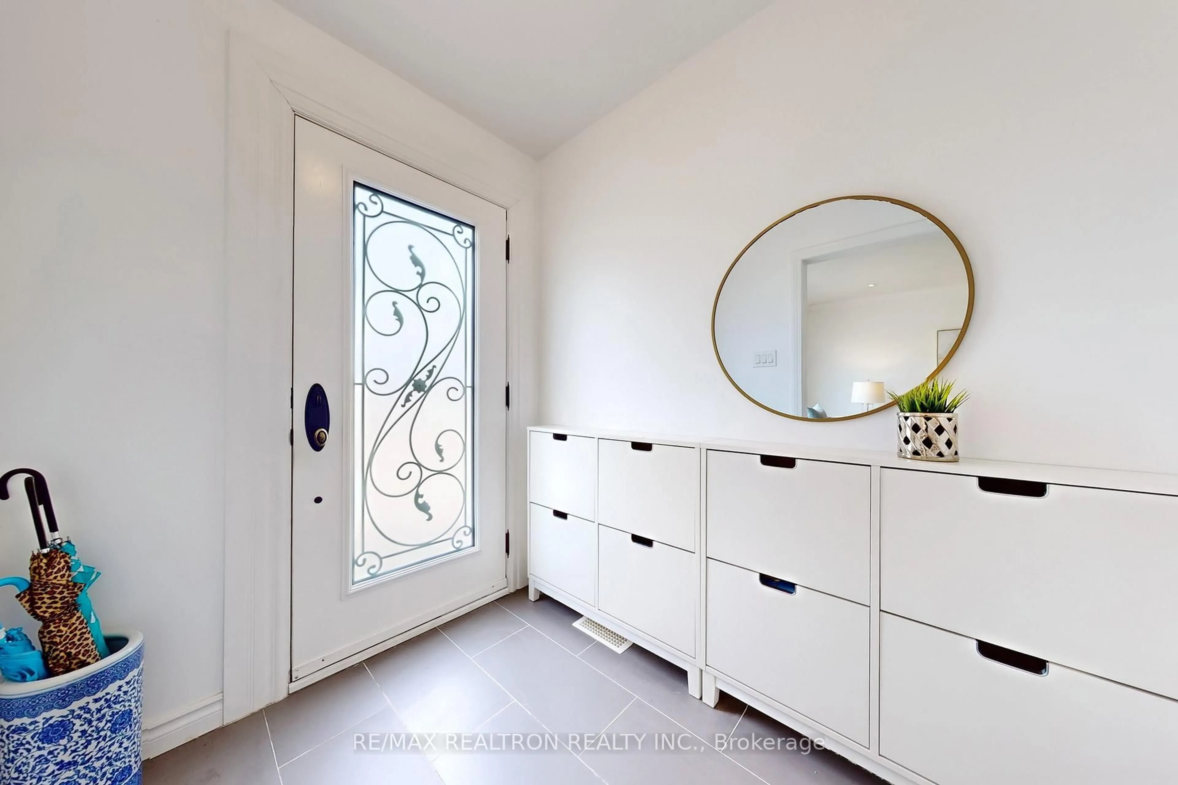 Indoor entryway for 91 Hollyberry Tr, Toronto Ontario M2H 2N9