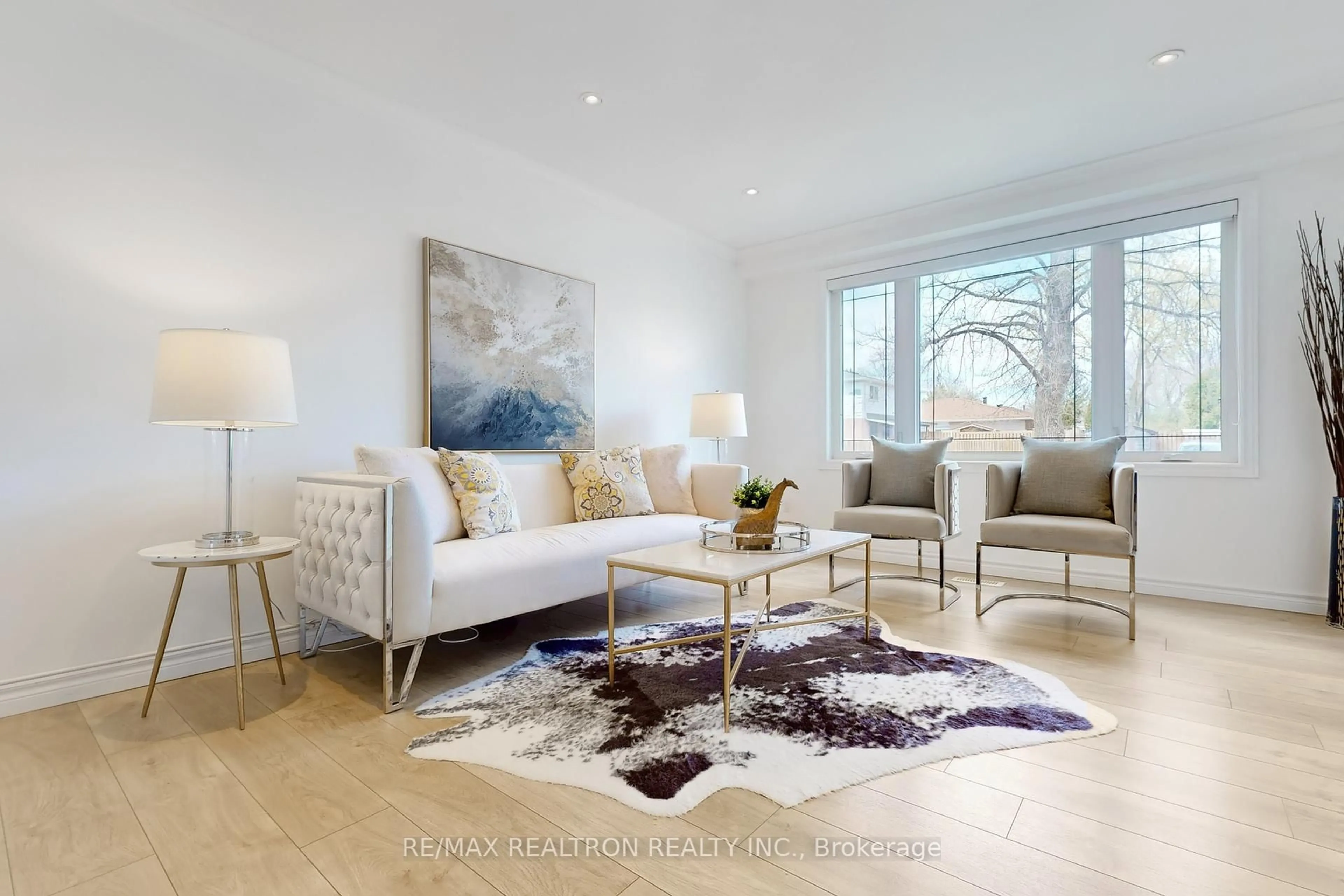 Living room with furniture, unknown for 91 Hollyberry Tr, Toronto Ontario M2H 2N9